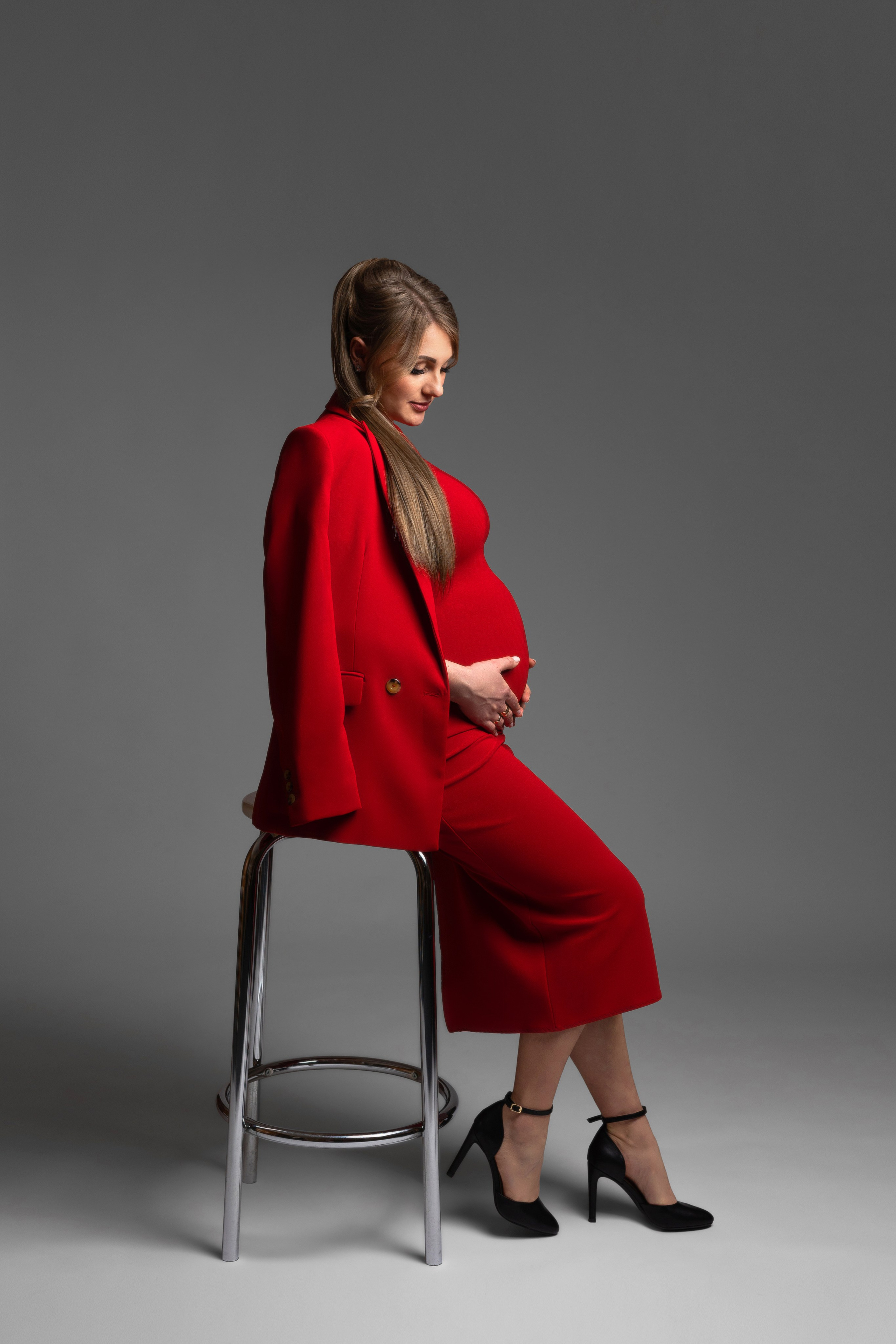 Studiofotografie, Schwangerschaft, Schwangerschaftsshooting, Fotoshooting Babybauch, Babybauchshooting, Osnabrück, Porträt, minimalistisch, schwarz-weiß, Osnabrueck, Fotograf Osnabrück, Fotografin Osnabrück