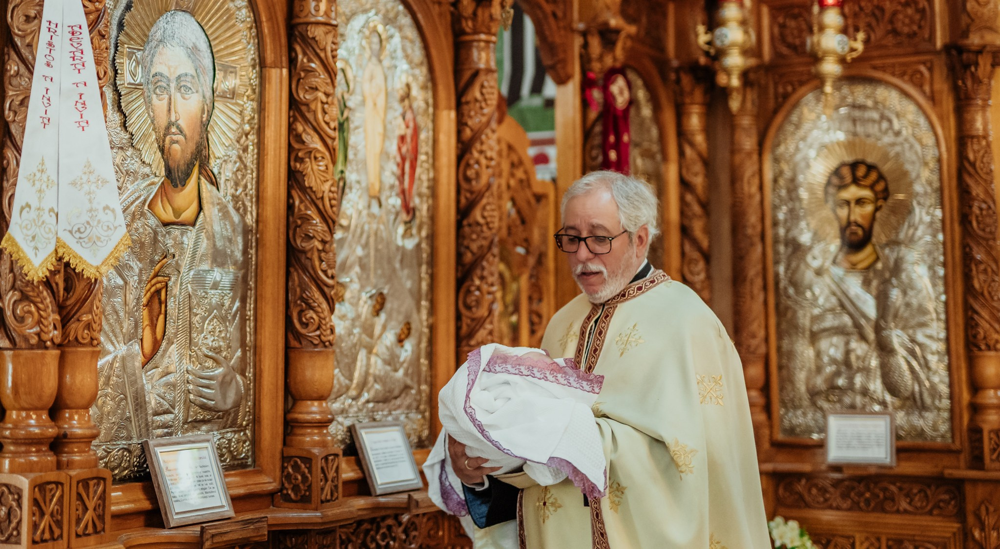Fotografii de Botez Pline de Emoție pentru Sasha și Familie