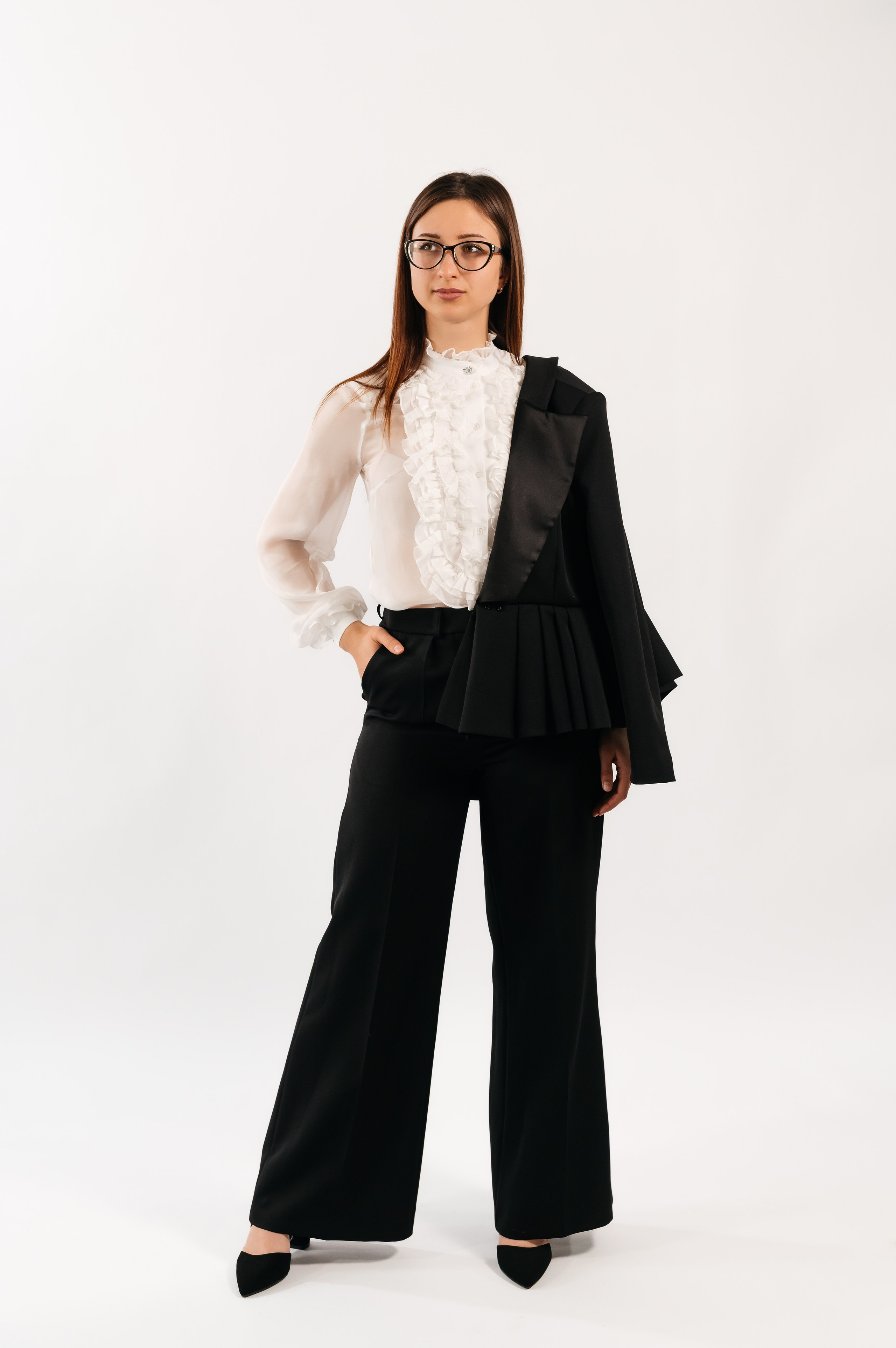 Compleu: sacou și pantaloni. Designer vestimentar: elaborarea, proiectarea și confectionare…