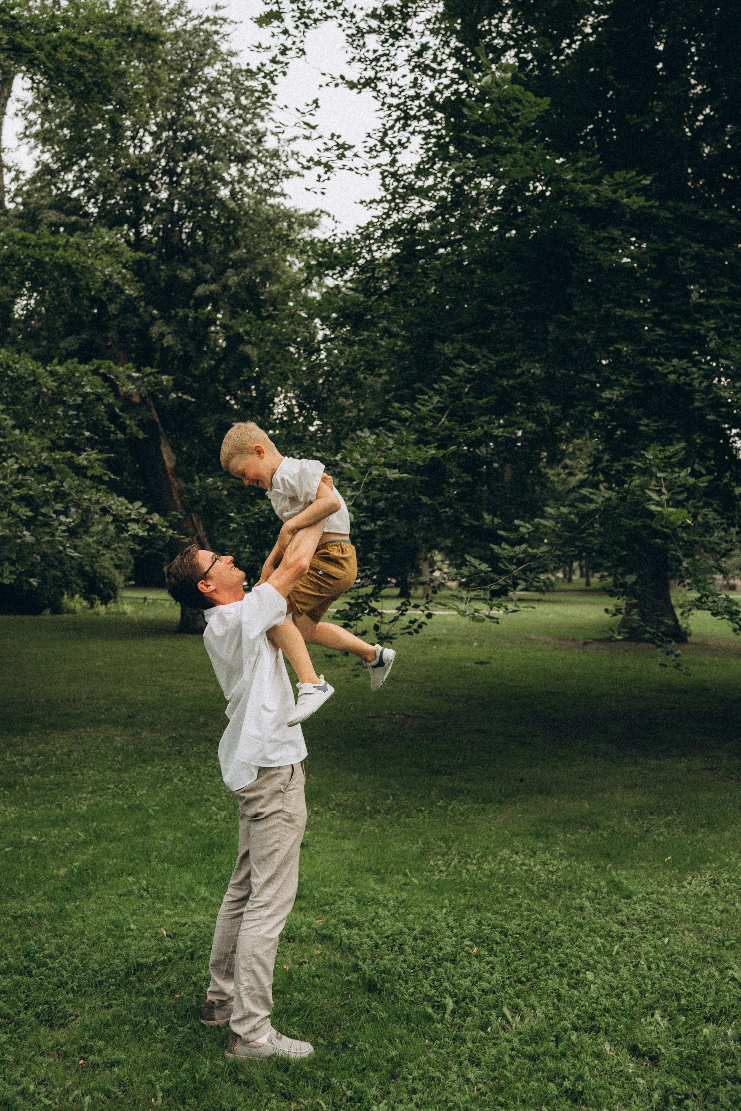 Kaivopuisto. Wedding and potrait photographer in Helsinki Vickan O