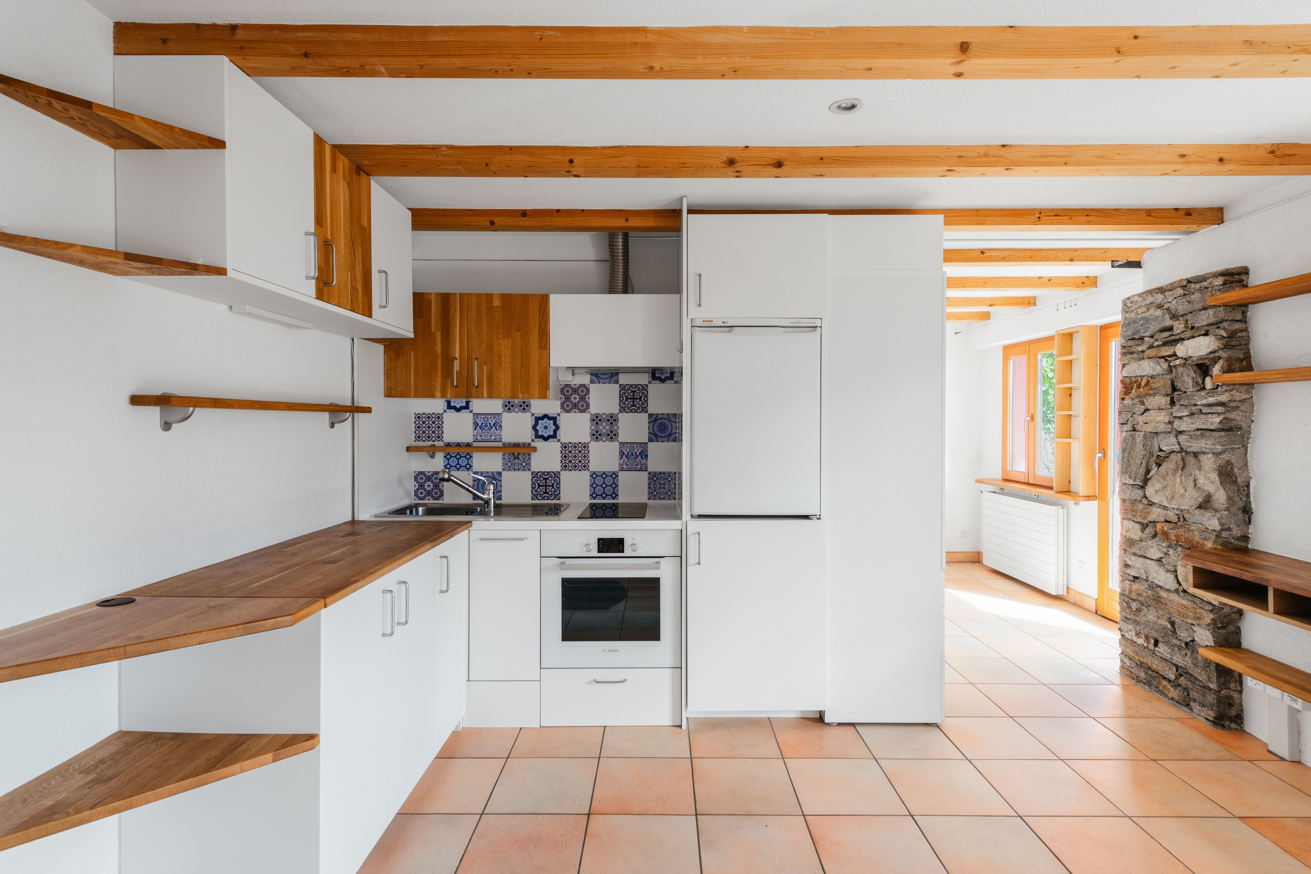 Haus, CUGNASCO, TICINO. Hallo! Ich bin Elena und arbeite als Immobilienfotografin