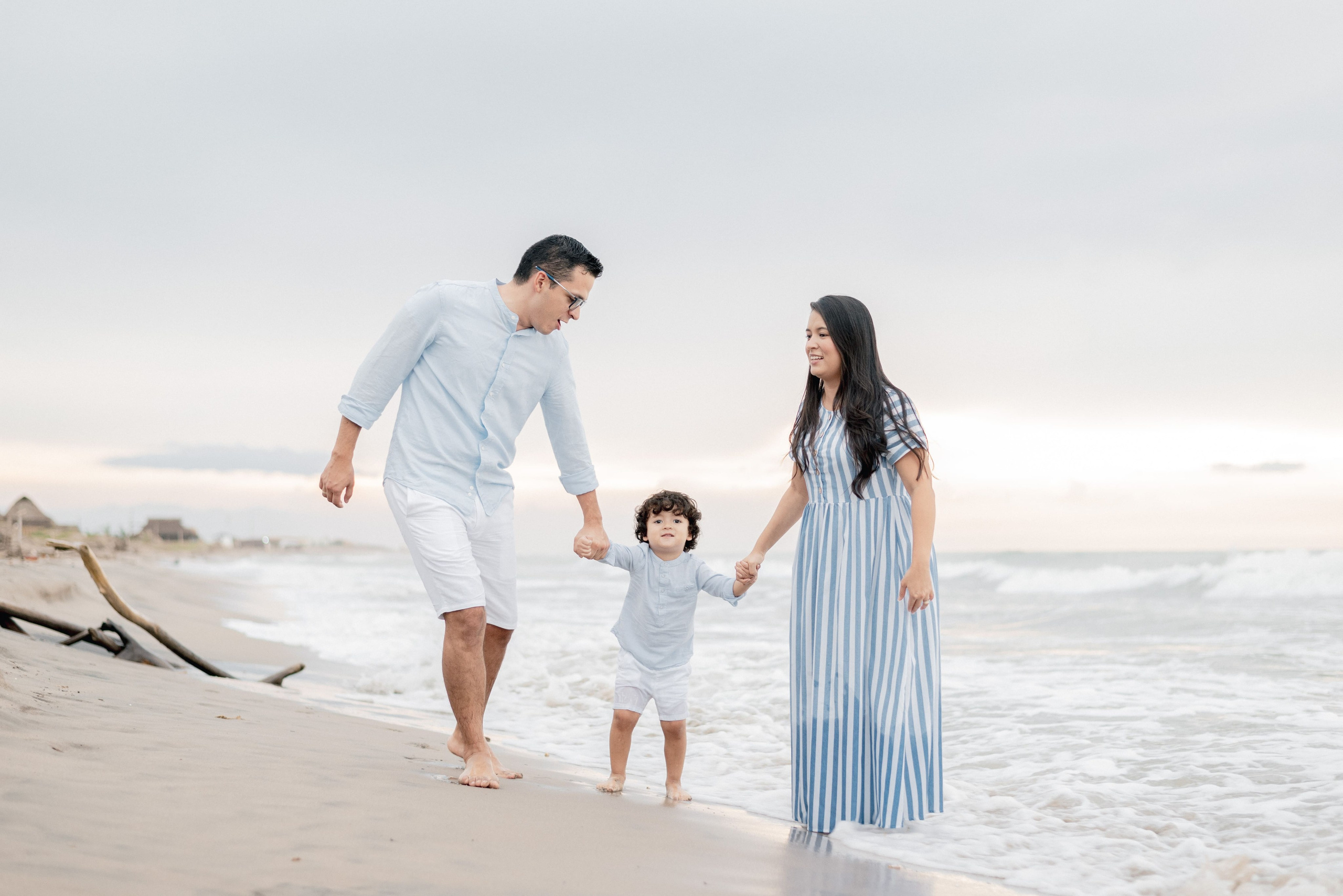 Familia en la playa. Fotógrafos de bodas en Barranquilla, Cartagena y Santa Marta | BanderArt