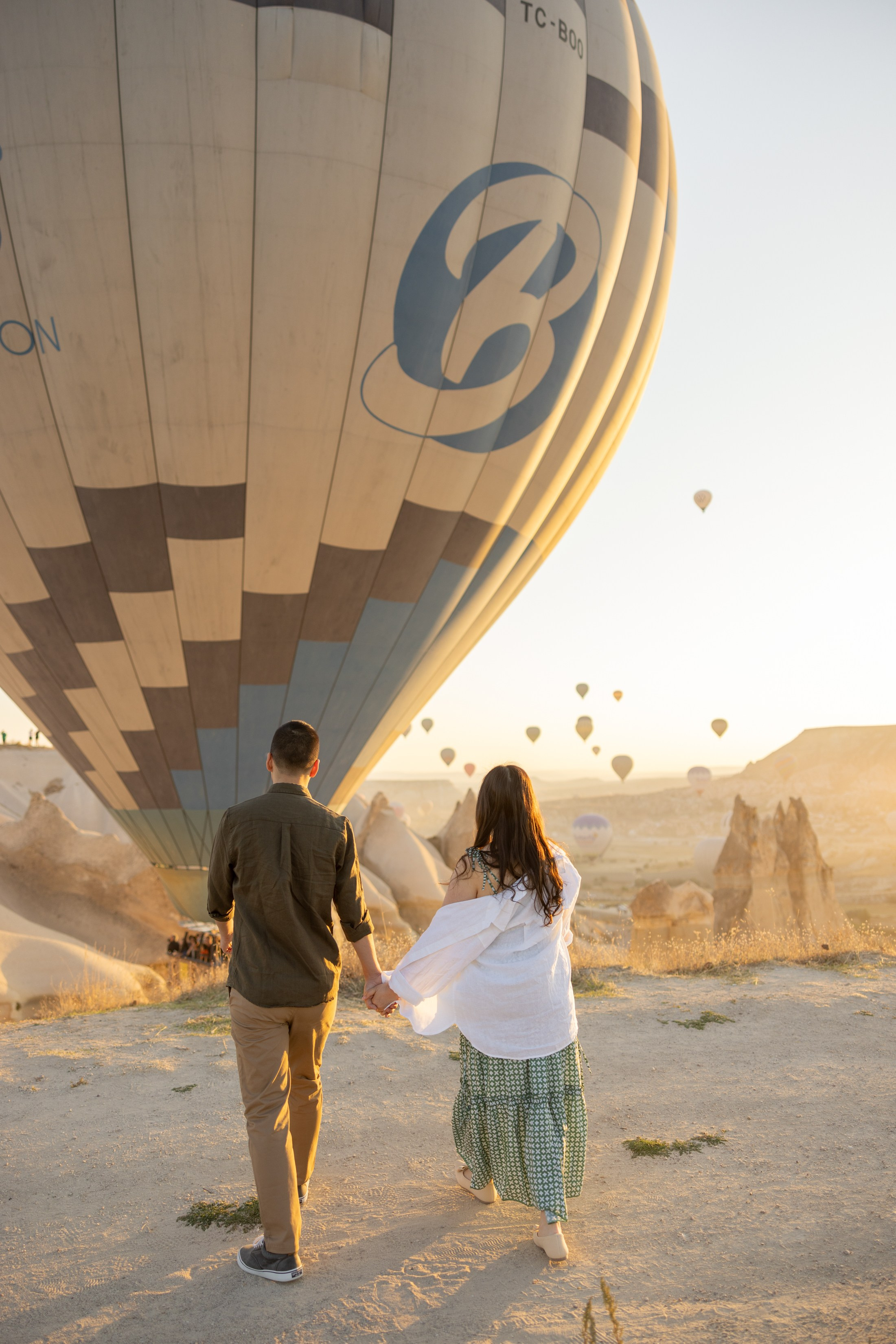Romantic Love Story Photoshoot with Hot Air Balloons in Cappadocia. Julia Ganch I Fashion Wedding Photography I Cappadocia Turkey