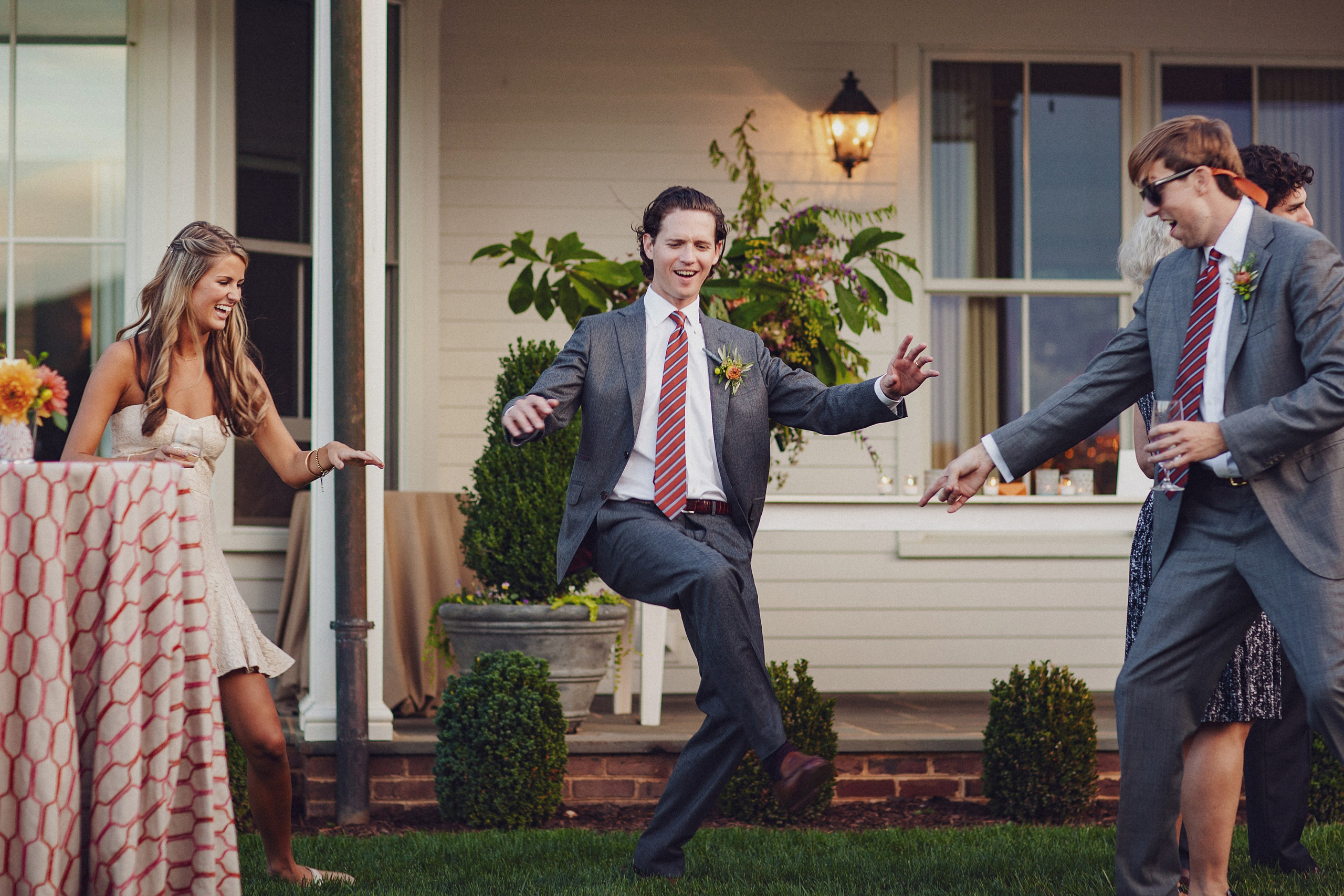 Фотограф в Ирландии Дублин свадьба гости танец улыбка смех фотки топ свадебных фотографов