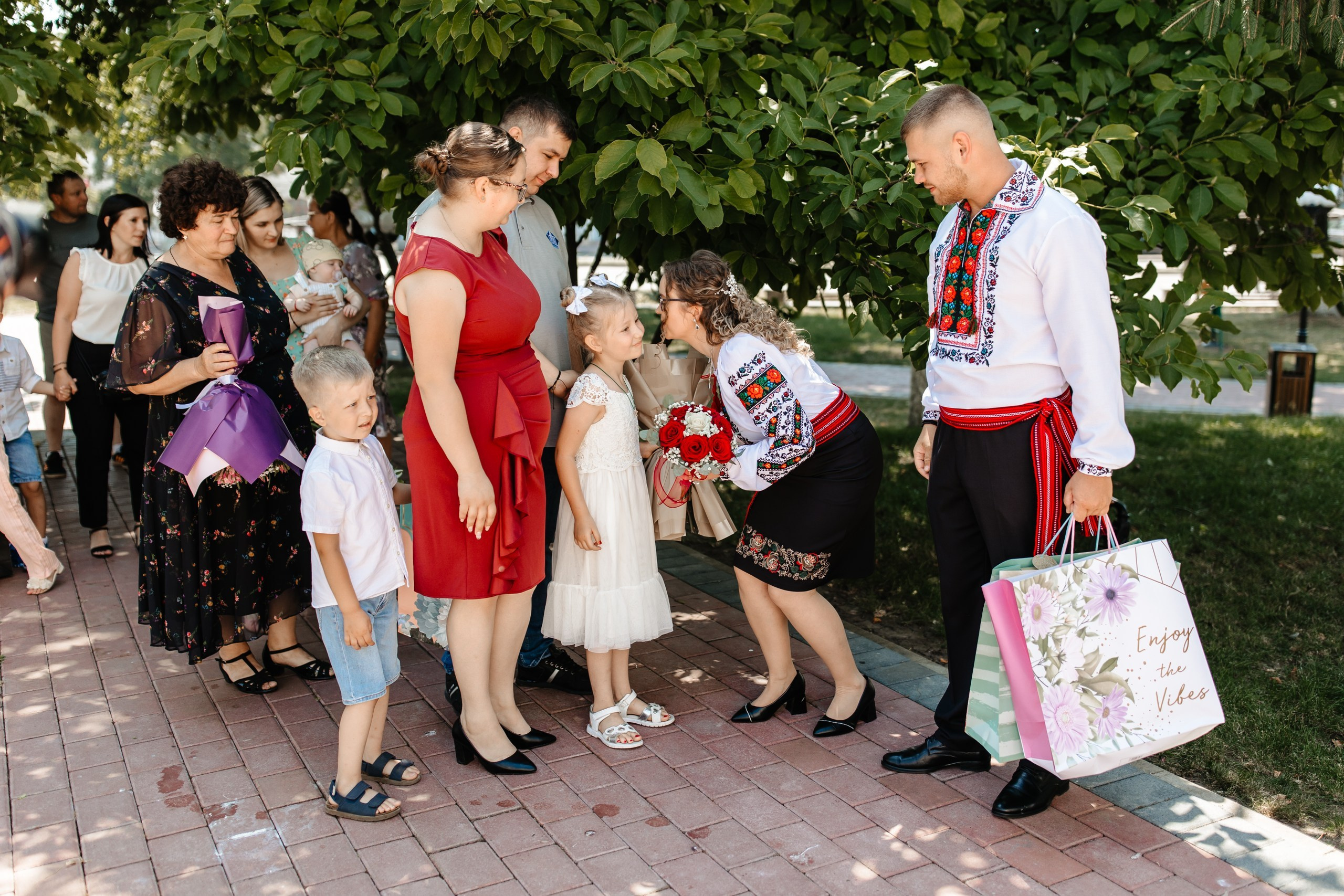 Fotograf stare civilă Siret – Andrei & Andreea în ie tradițională din Bucovina | AlinoFotoStudio