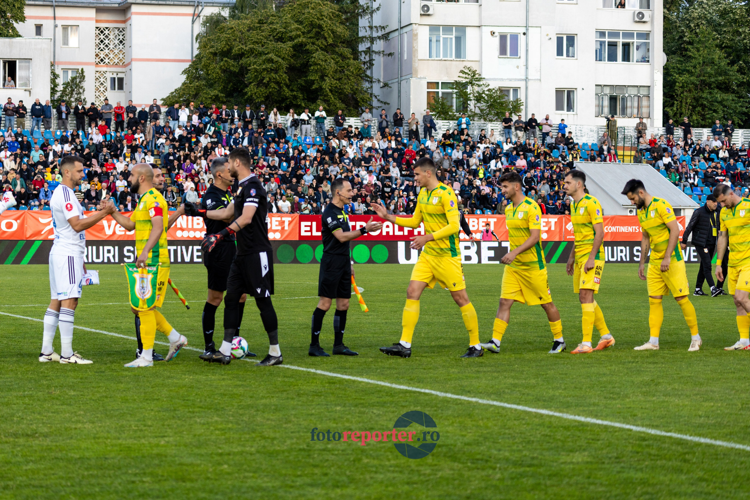 Galerie Foto: FC Botoșani vs. CS Mioveni - Pe 17 mai 2024, am fost martorii unei partide incredibile între FC Botoșani și CS Mioveni, în prima manșă a barajului pentru evitarea retrogradării. În fața unui stadion plin de emoție și speranță, echipa noastră a obținut o victorie importantă, cu un gol marcat de Aldair în minutul 93. 💪 *FC Botoșani 1-0 CS Mioveni*⚽️ Urmăriți momentele cheie ale meciului și bucuria suporterilor în această galerie foto! Pregătiți-vă pentru meciul de retur de pe 24 mai, când vom lupta din nou pentru a rămâne în prima ligă.#FCBotoșani #CSMioveni #BarajRetrogradare #ForzaBotoșani 