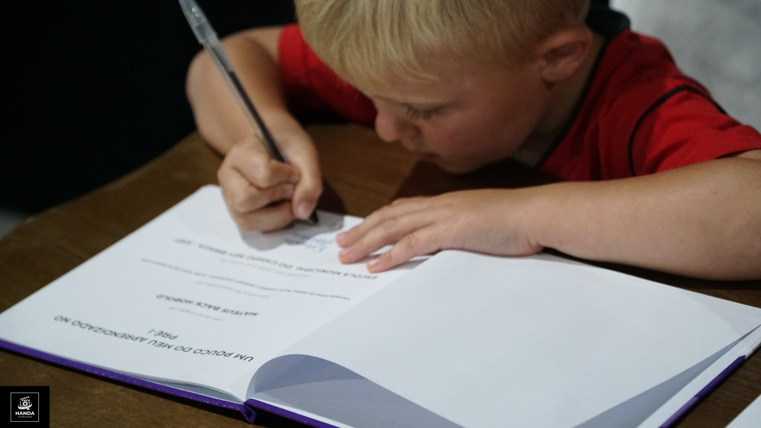 Noite autógrafos colégio Aurélio Buarque de Holanda. Handa Produções