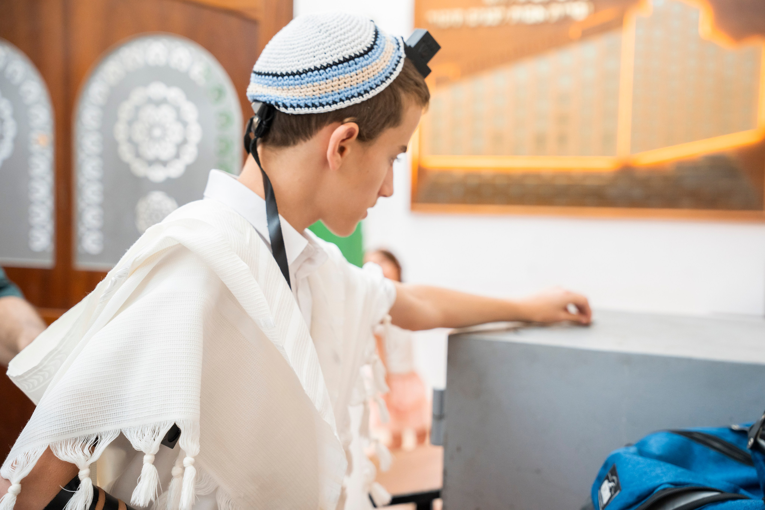 הנחת התפילין רפאל לוי. יוסף מזרחי צילום חתונה, ברית וזוגיות. צלם מקצועי שאוהב להוציא אתכם הכי יפים ברגעים הכי מרגשים