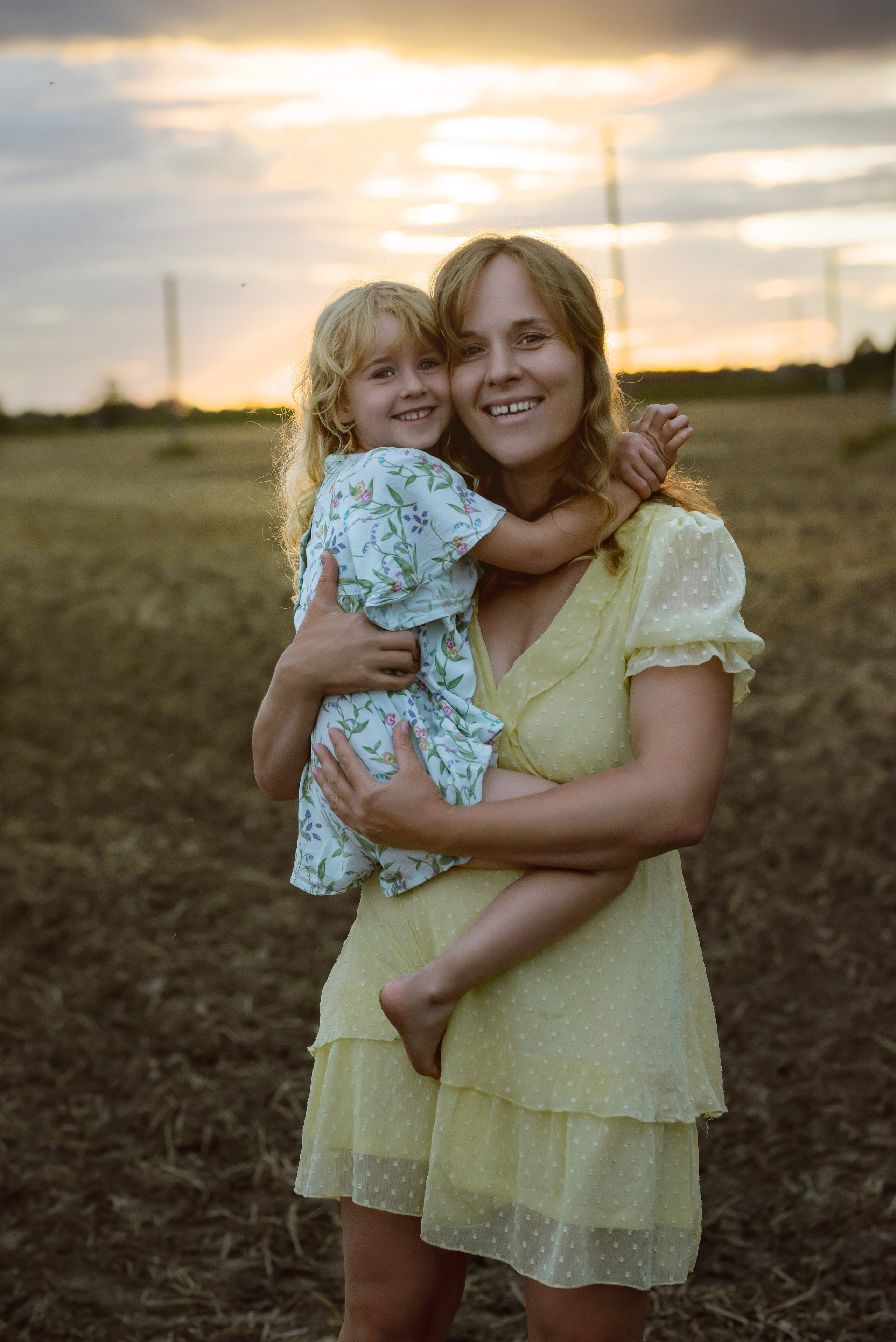 Karolina ir Mėja pievose. Vestuvių, šeimos švenčių, renginių fotografė