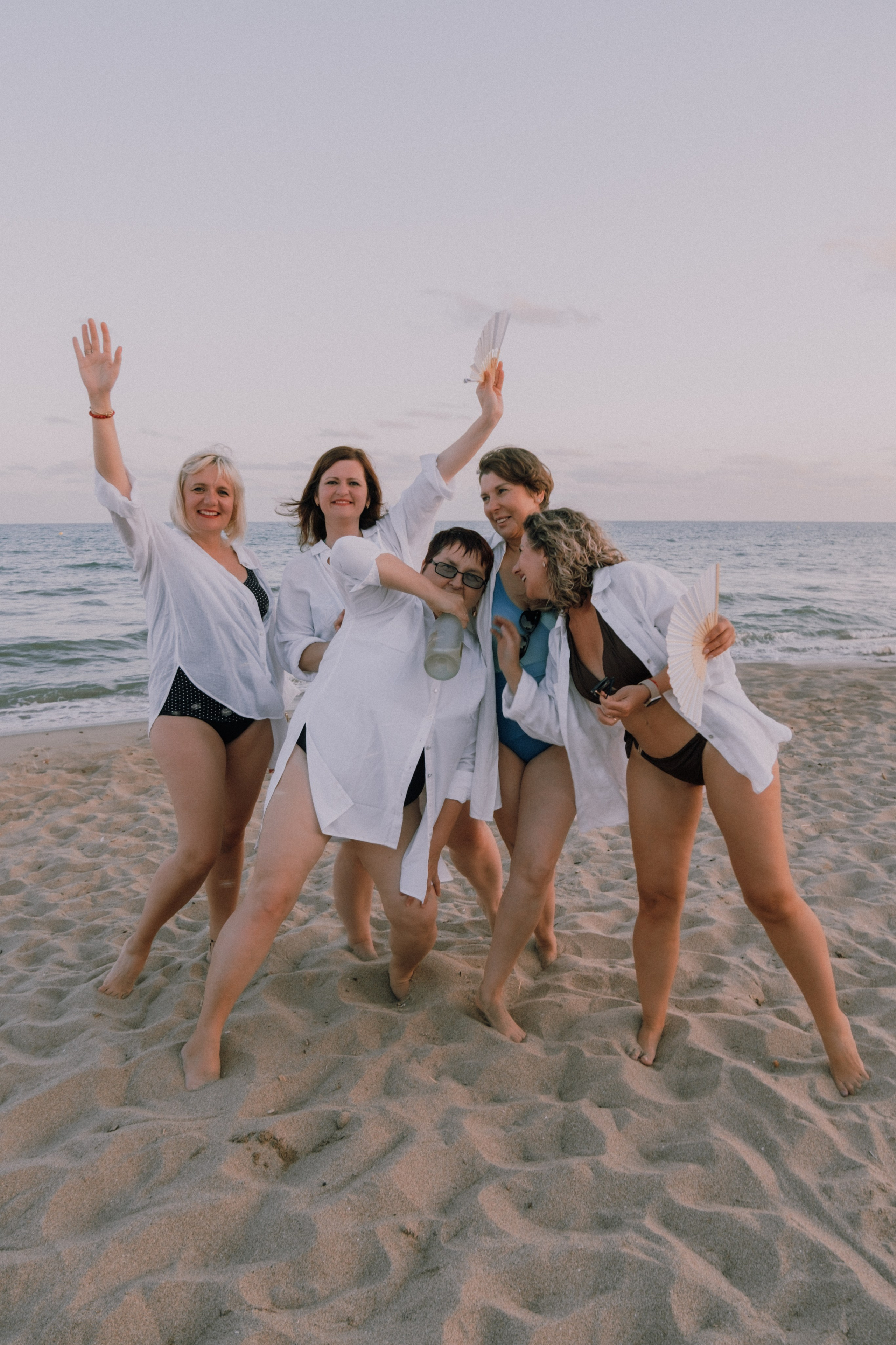 Sesión de amigas en la playa. Fotografía profesional en Calafell - Elena Medvedeva