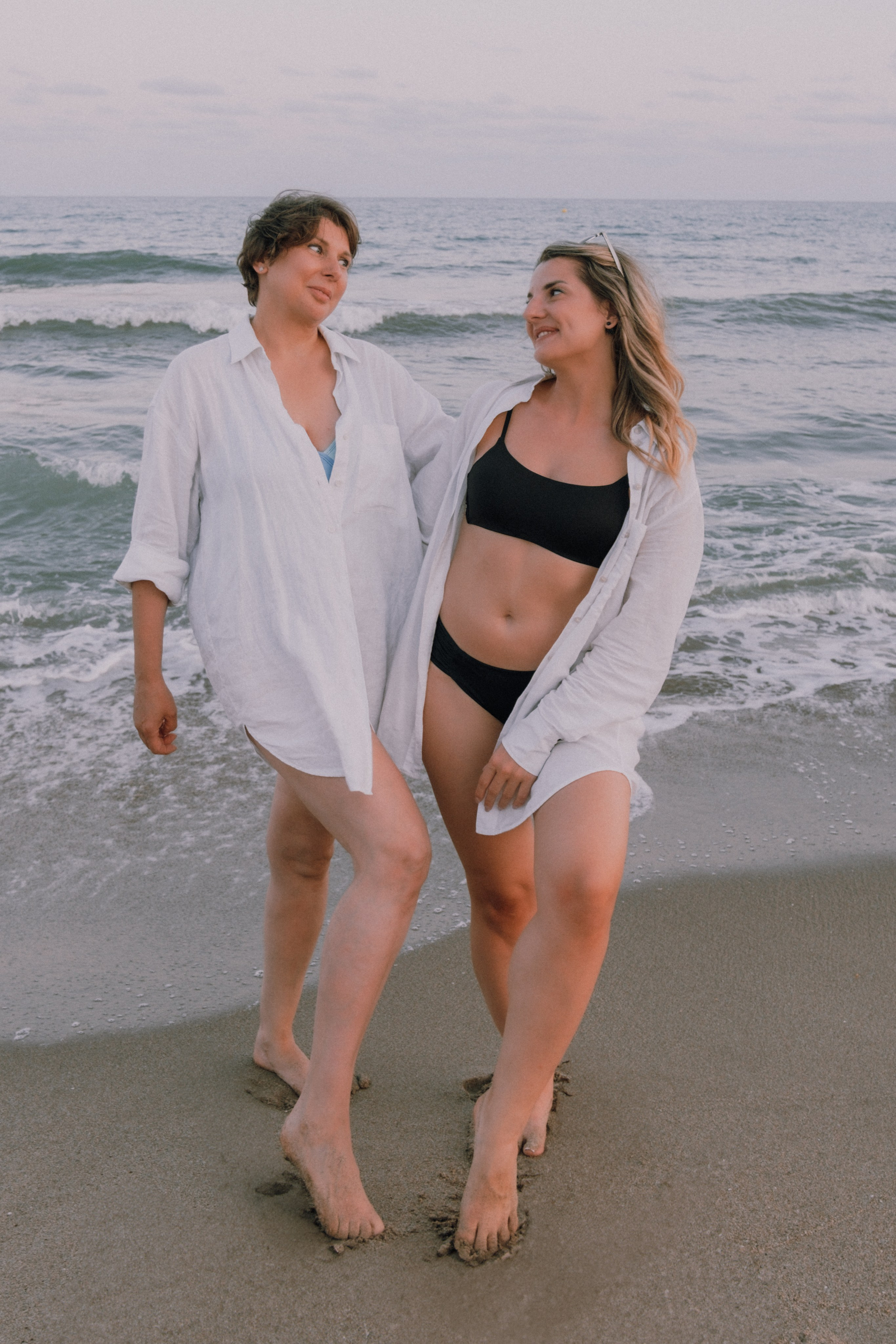 Sesión de amigas en la playa. Fotografía profesional en Calafell - Elena Medvedeva