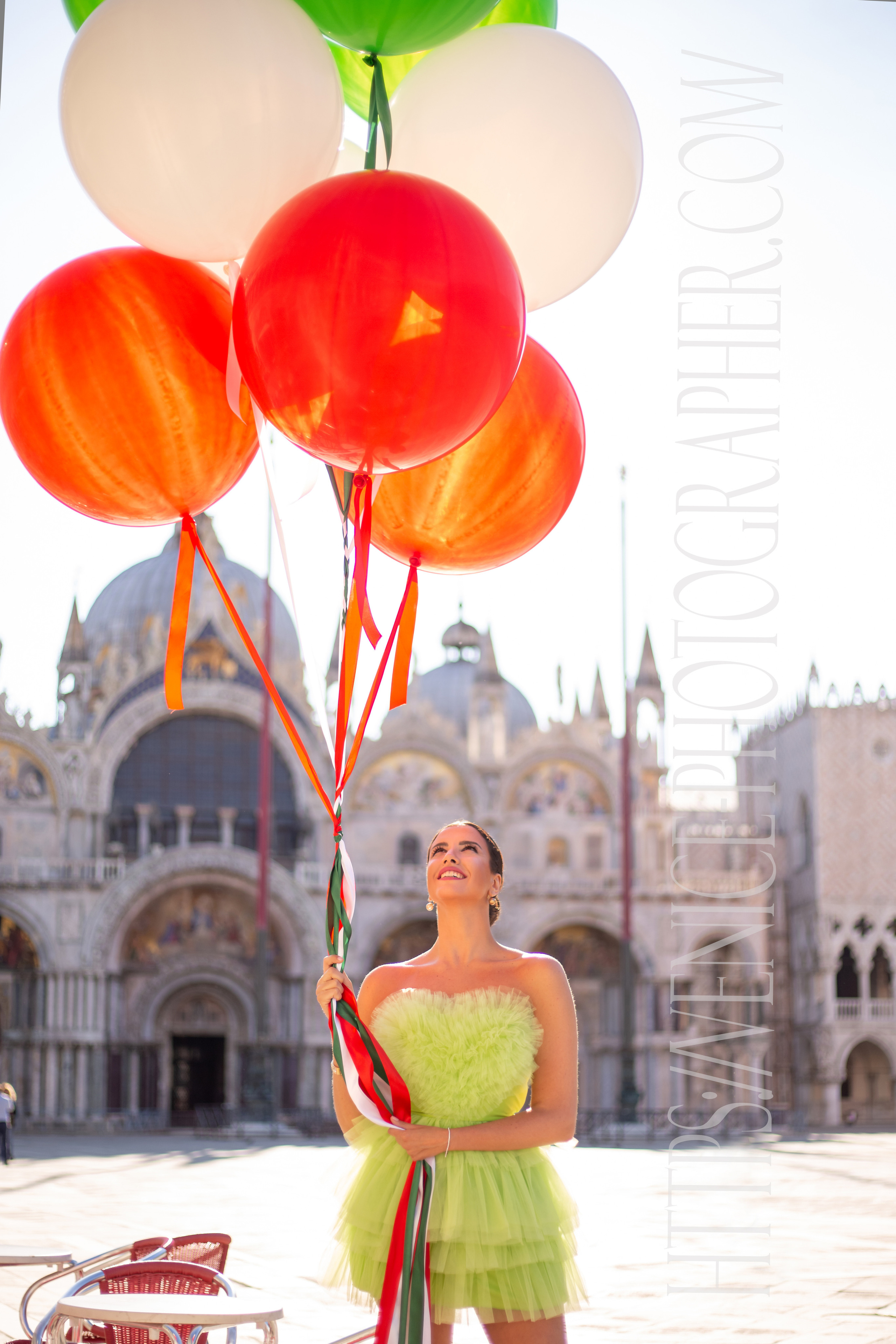 𝙋𝙝𝙤𝙩𝙤𝙨𝙝𝙤𝙤𝙩𝙞𝙣𝙜 𝙬𝙞𝙩𝙝 𝙗𝙖𝙡𝙡𝙤𝙤𝙣𝙨 𝙞𝙣 𝙑𝙚𝙣𝙞𝙘𝙚. Photographer in Venice, Viktoria Antonova