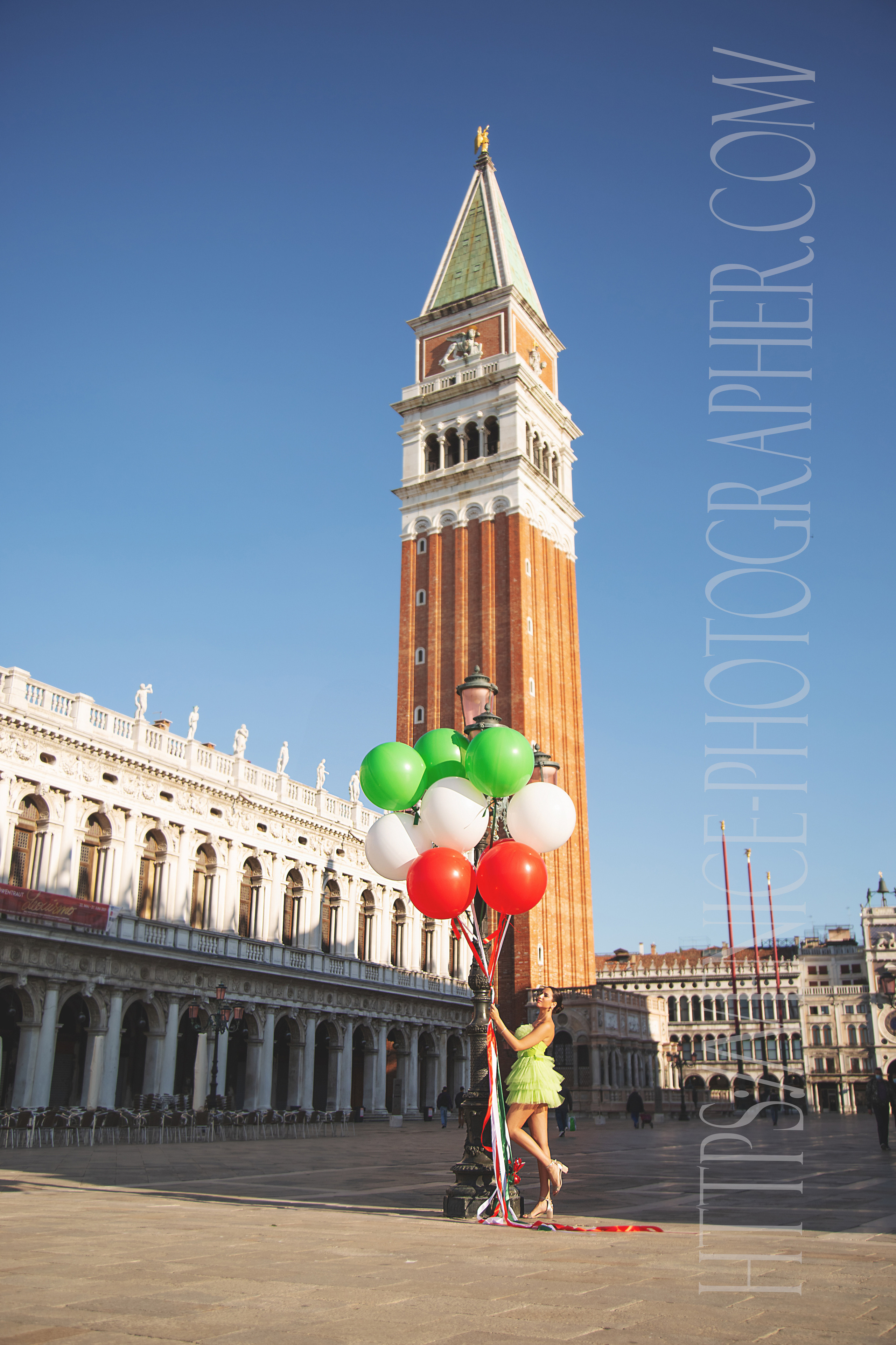 𝙋𝙝𝙤𝙩𝙤𝙨𝙝𝙤𝙤𝙩𝙞𝙣𝙜 𝙬𝙞𝙩𝙝 𝙗𝙖𝙡𝙡𝙤𝙤𝙣𝙨 𝙞𝙣 𝙑𝙚𝙣𝙞𝙘𝙚. Photographer in Venice, Viktoria Antonova