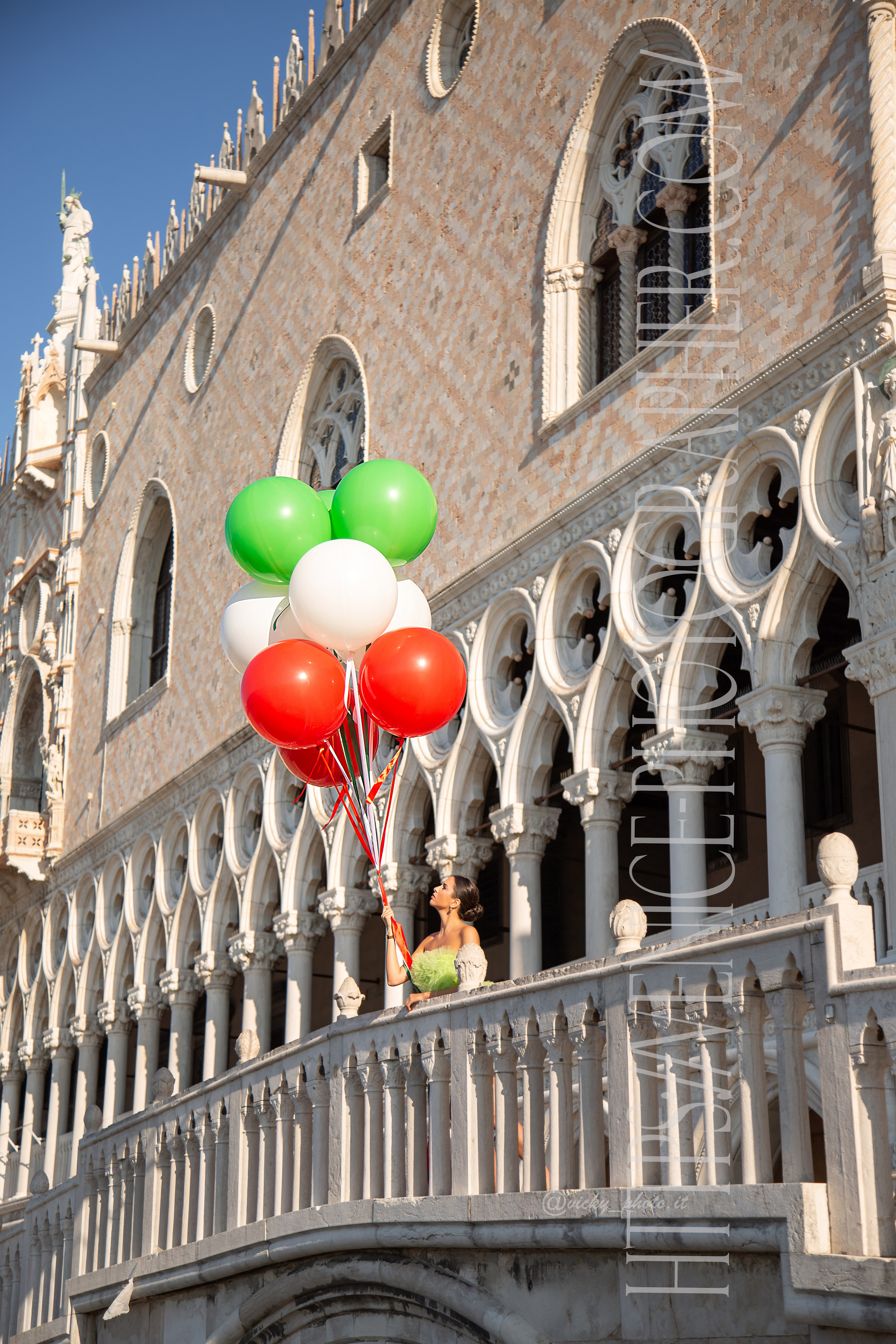 𝙋𝙝𝙤𝙩𝙤𝙨𝙝𝙤𝙤𝙩𝙞𝙣𝙜 𝙬𝙞𝙩𝙝 𝙗𝙖𝙡𝙡𝙤𝙤𝙣𝙨 𝙞𝙣 𝙑𝙚𝙣𝙞𝙘𝙚. Photographer in Venice, Viktoria Antonova