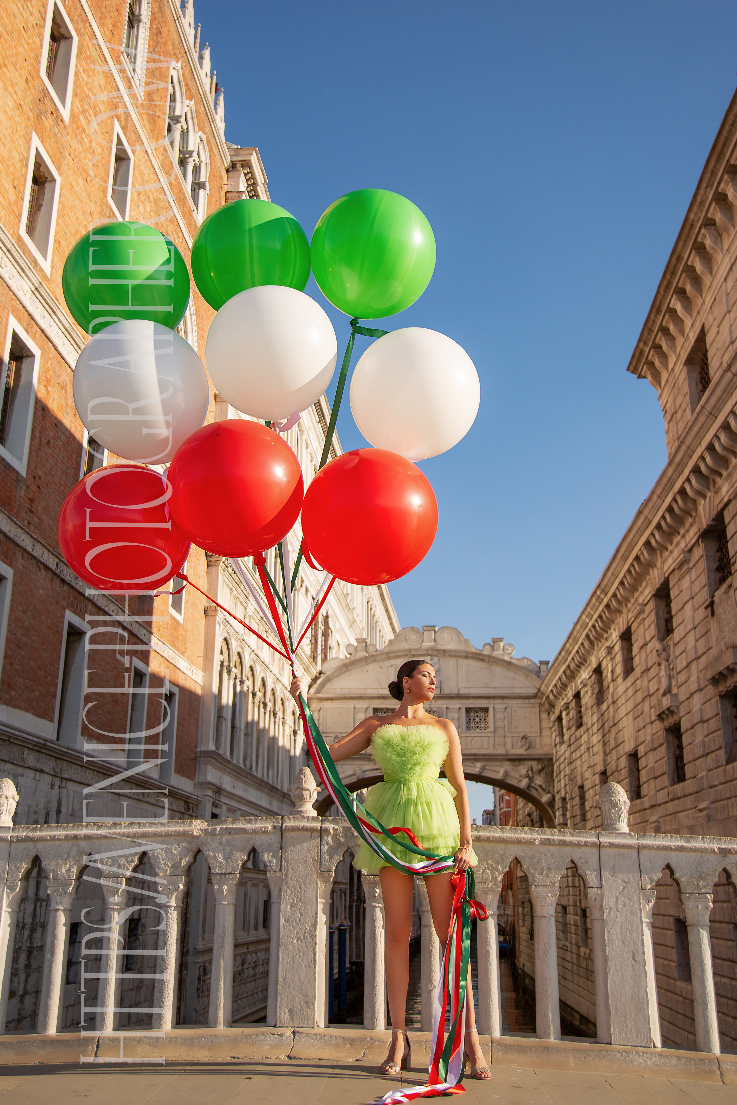 𝙋𝙝𝙤𝙩𝙤𝙨𝙝𝙤𝙤𝙩𝙞𝙣𝙜 𝙬𝙞𝙩𝙝 𝙗𝙖𝙡𝙡𝙤𝙤𝙣𝙨 𝙞𝙣 𝙑𝙚𝙣𝙞𝙘𝙚. Photographer in Venice, Viktoria Antonova