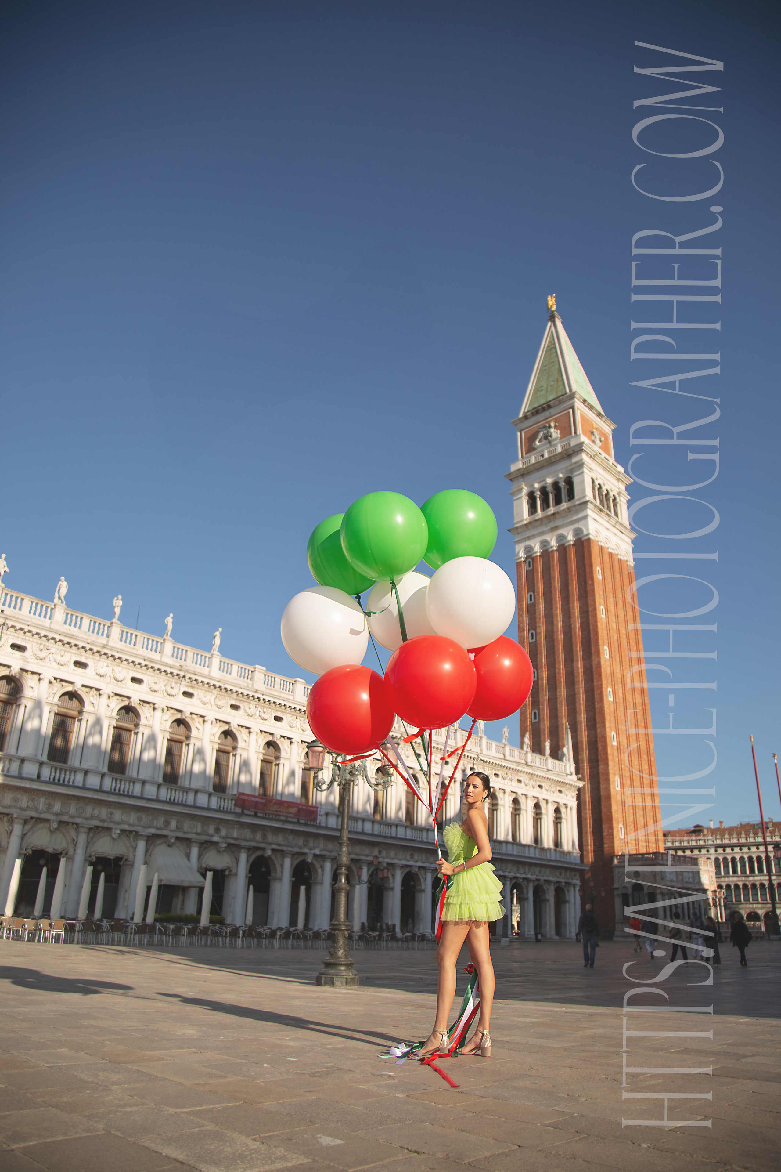 bandiera italiana, bella ragazza con palloncini