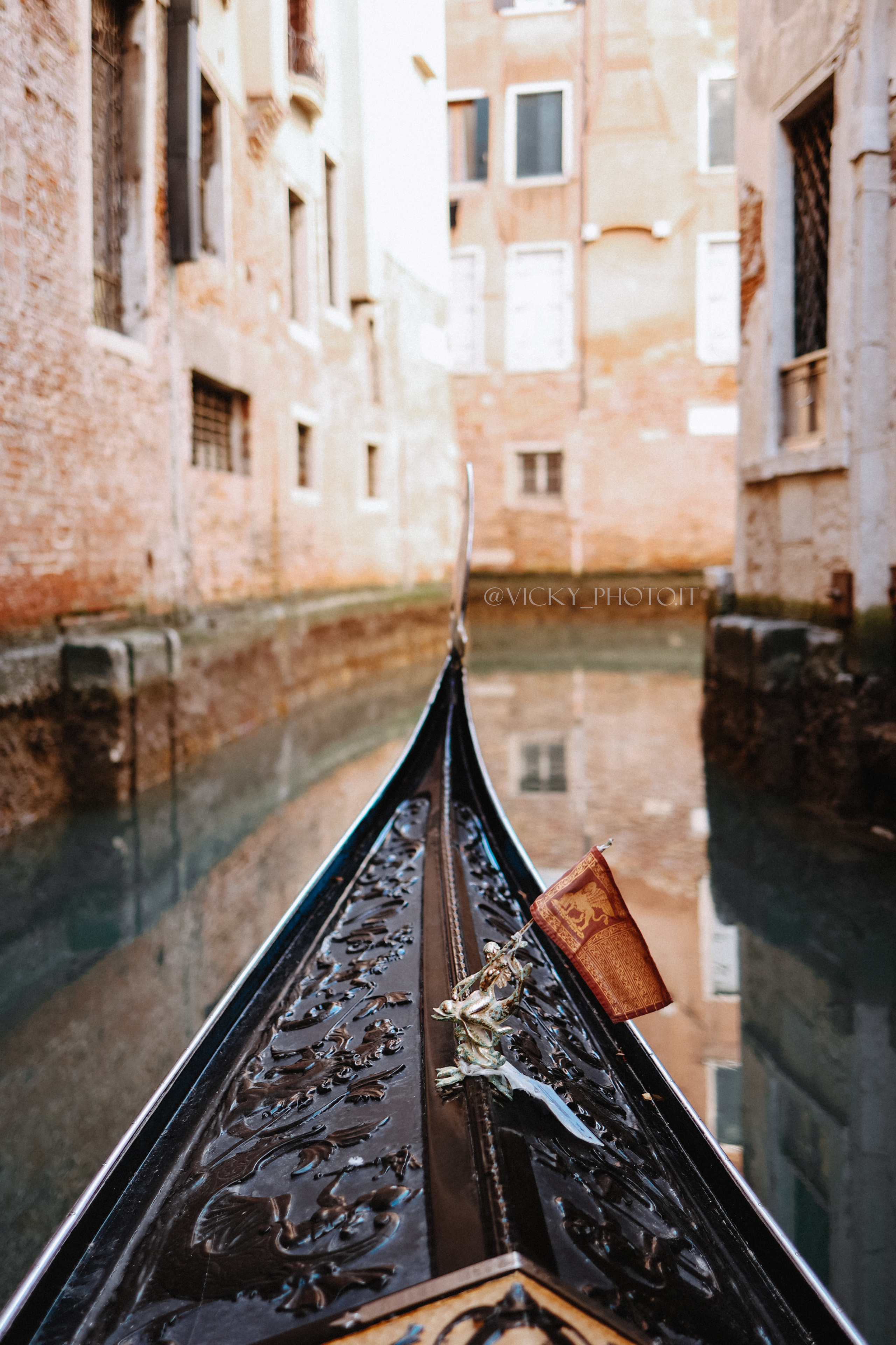 Travel blogger Gladys in Venice. Photographer in Venice, Viktoria Antonova