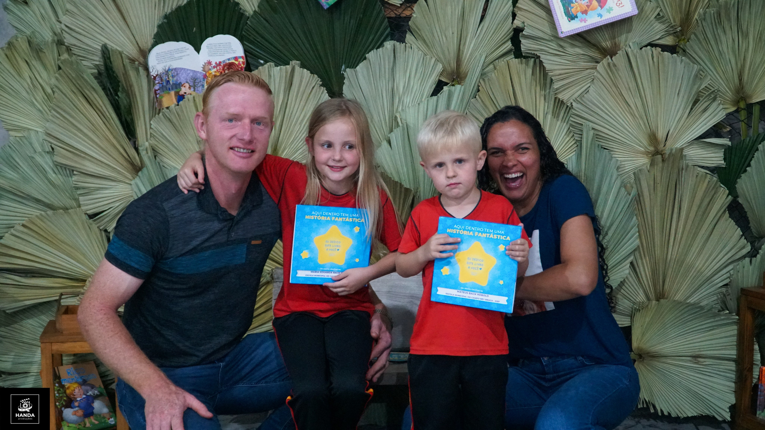 Noite autógrafos colégio Aurélio Buarque de Holanda. Handa Produções