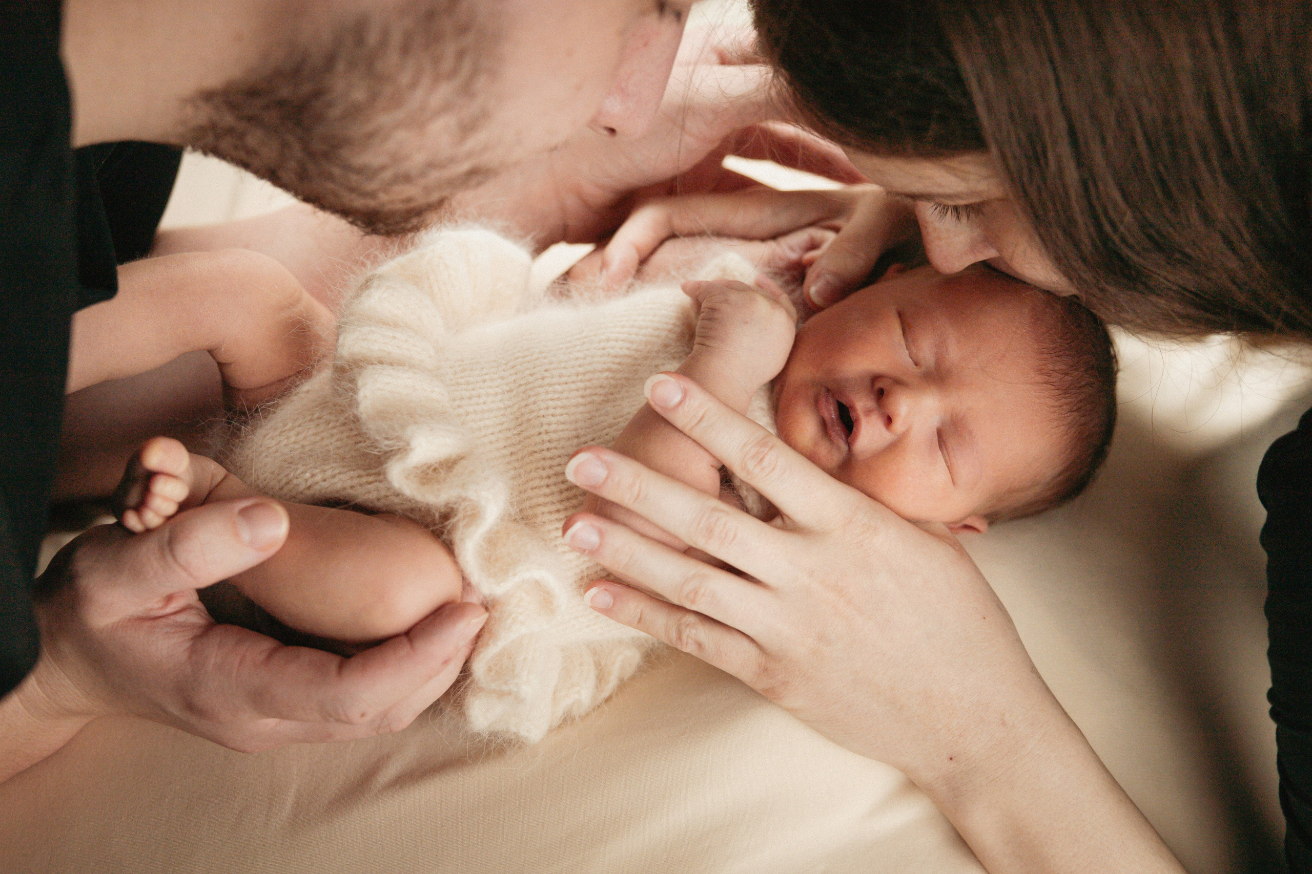 Novorozené miminko při focení v bezpečně vybaveném ateliéru v Písku