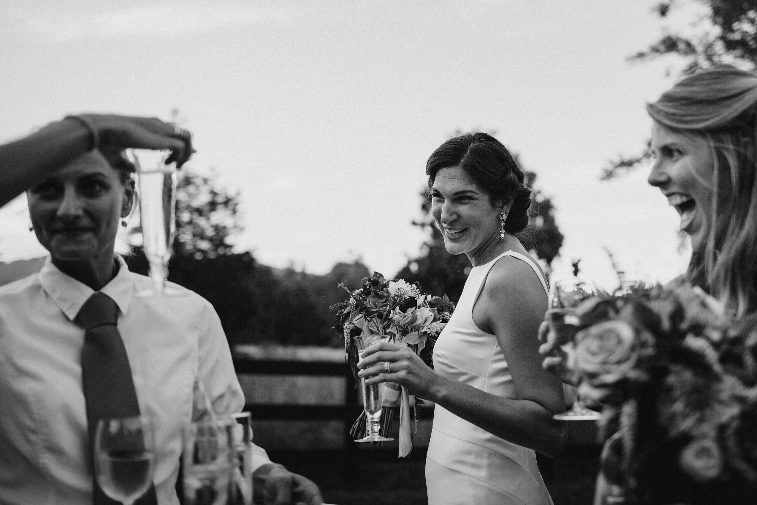 Фотограф в Ирландии Дублин свадьба невеста бокал улыбка смех фотки топ свадебных фотографов