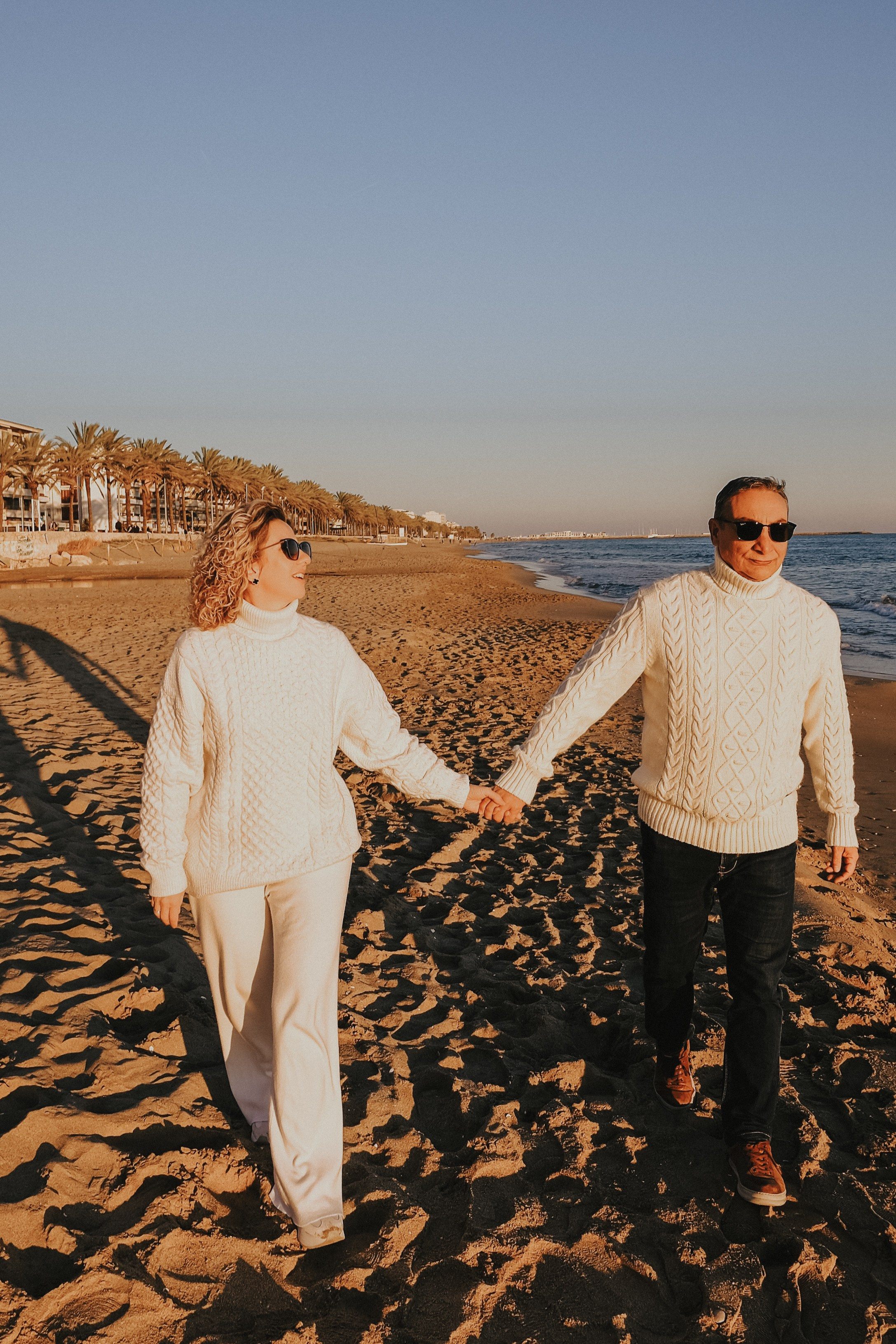 Sesión de pareja en la playa. Fotografía profesional en Calafell - Elena Medvedeva