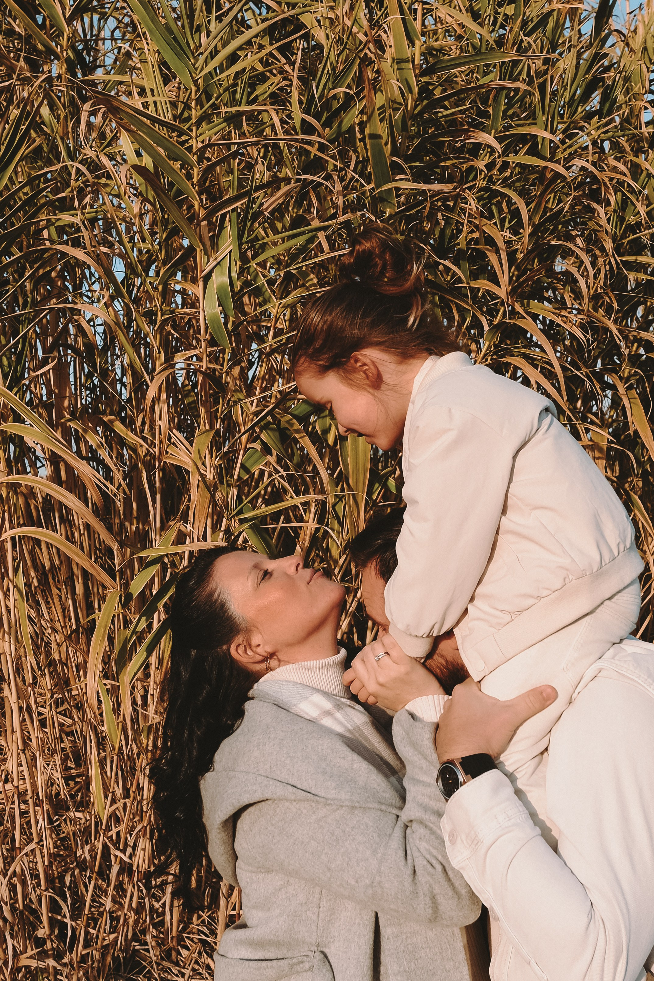 Sesión familiar embarazo. Fotografía profesional en Calafell - Elena Medvedeva