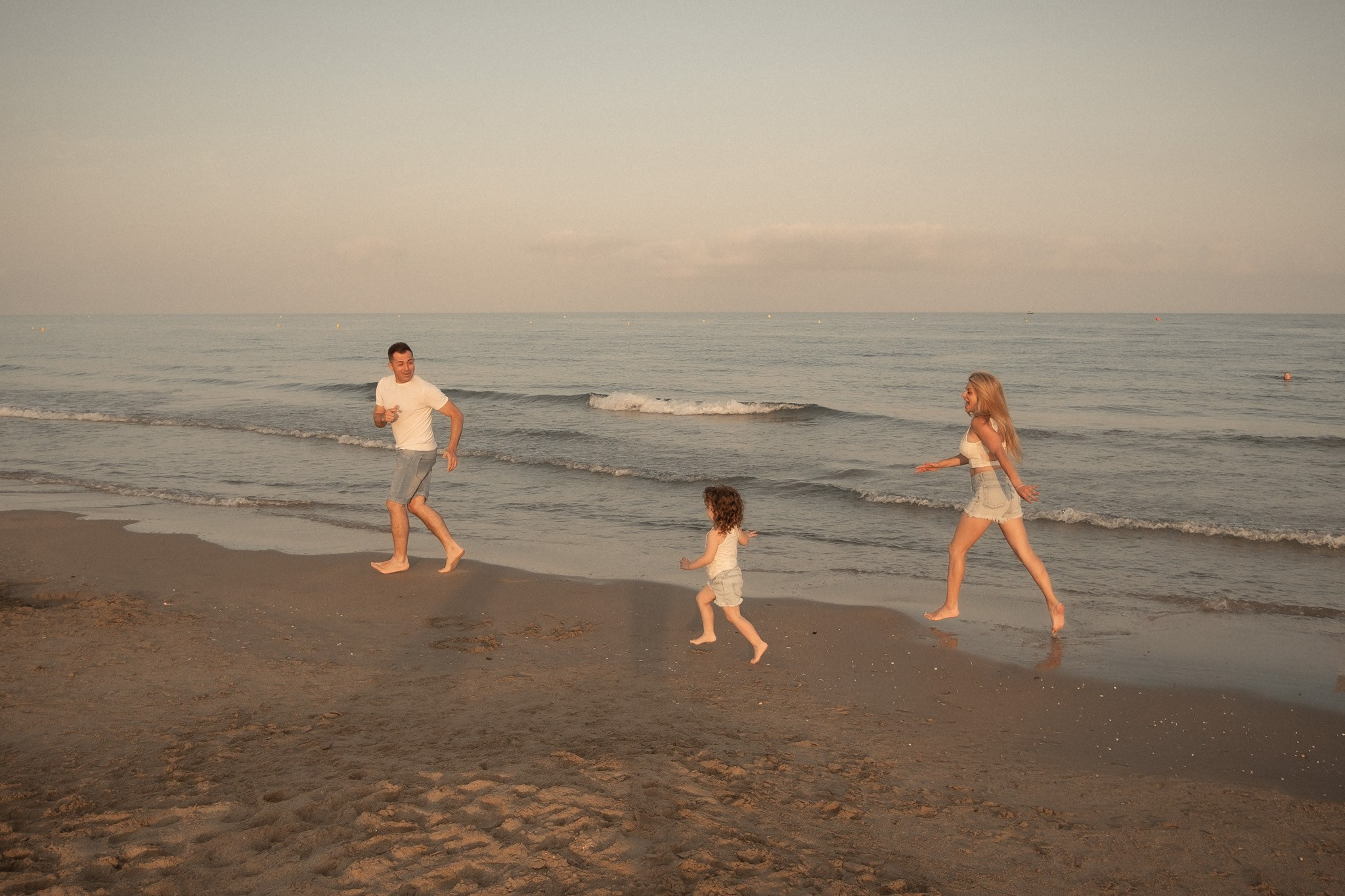Sesión familiar en la playa. Fotografía profesional en Calafell - Elena Medvedeva