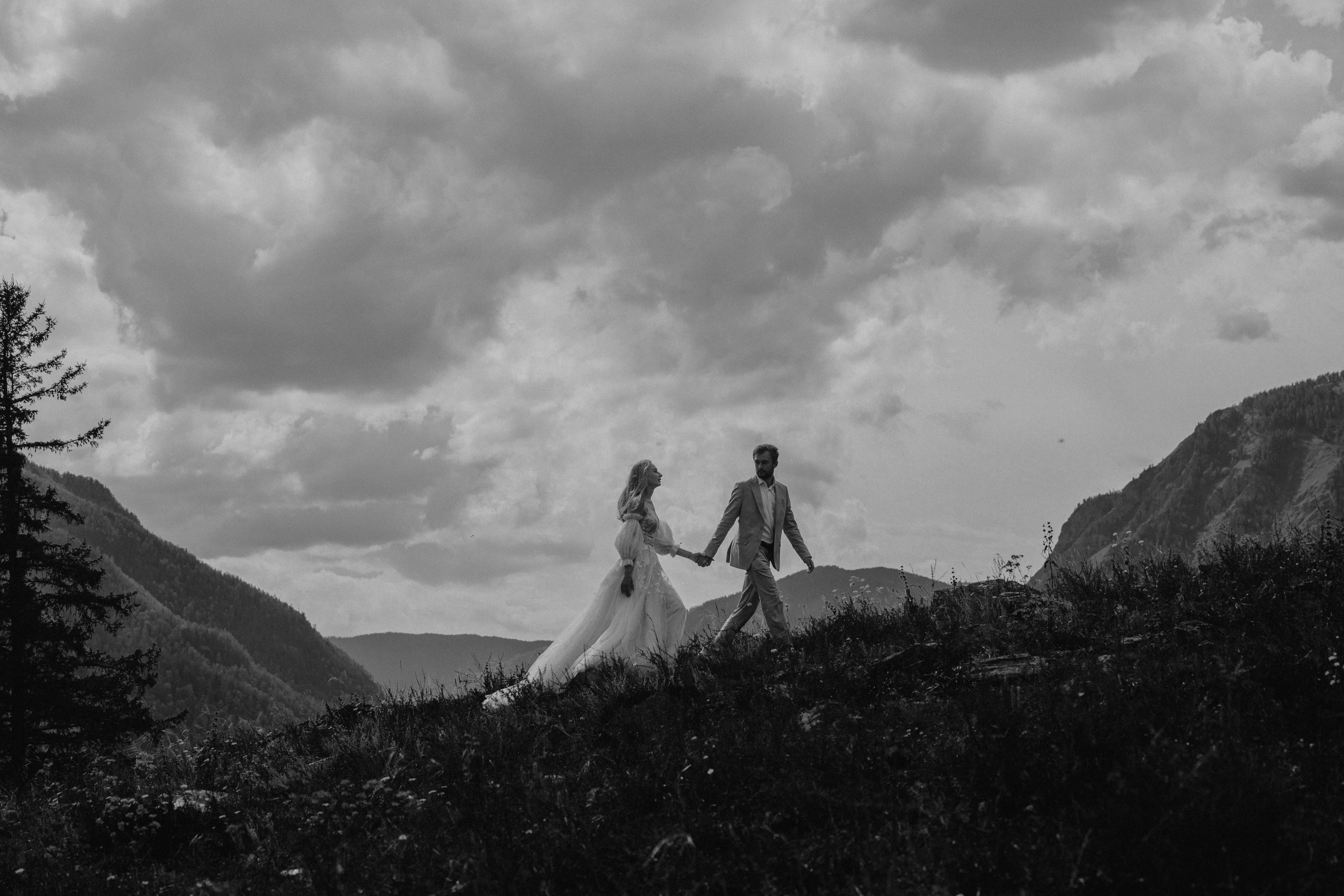Intimate Mountain Elopement Photography in Portland, Seattle, Bend & Oregon Coast | Ksy & Max | Georgy Shishkin. Capturing Love in the Heart of the Pacific Northwes