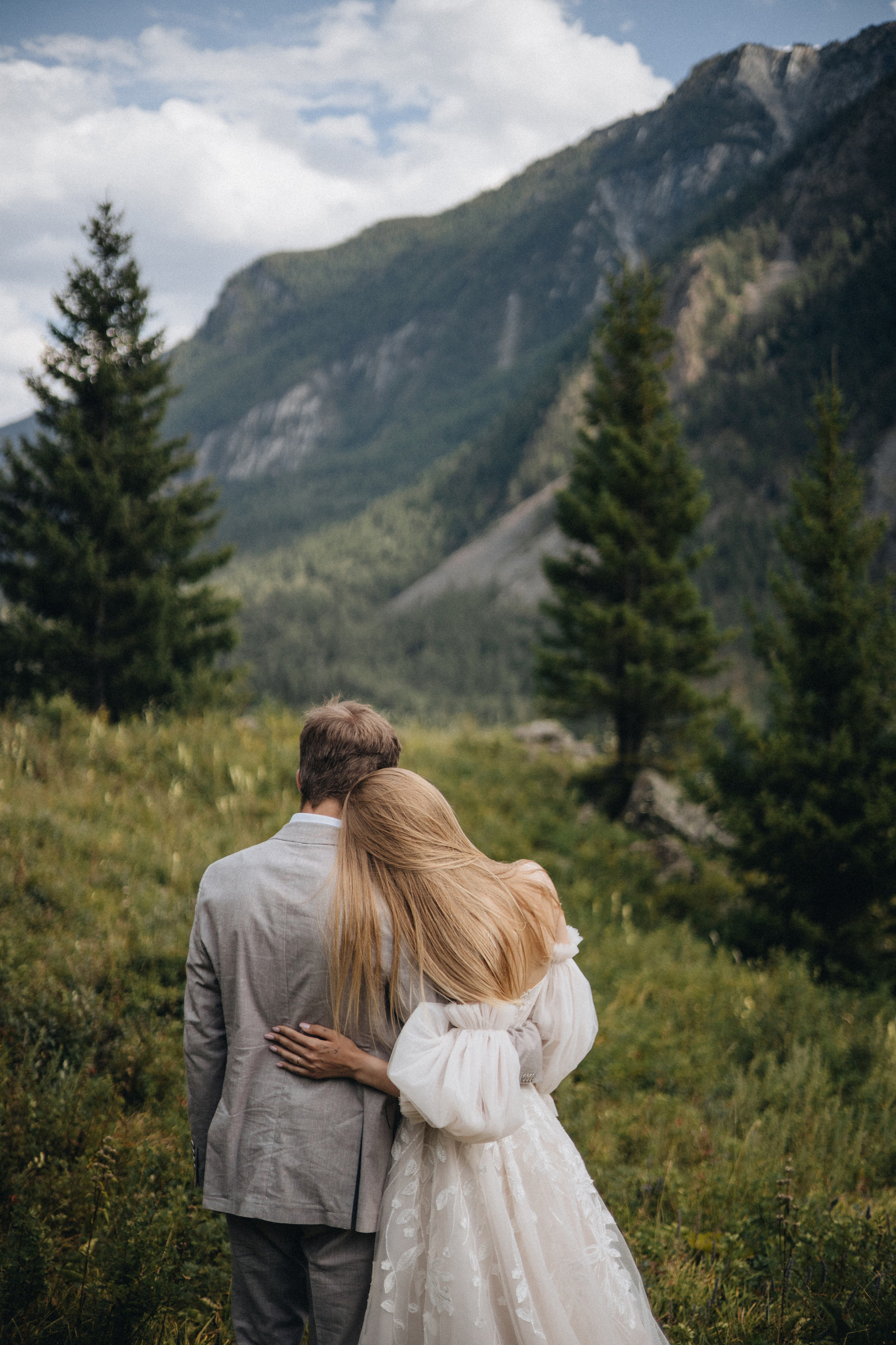 Intimate Mountain Elopement Photography in Portland, Seattle, Bend & Oregon Coast | Ksy & Max | Georgy Shishkin. Capturing Love in the Heart of the Pacific Northwes
