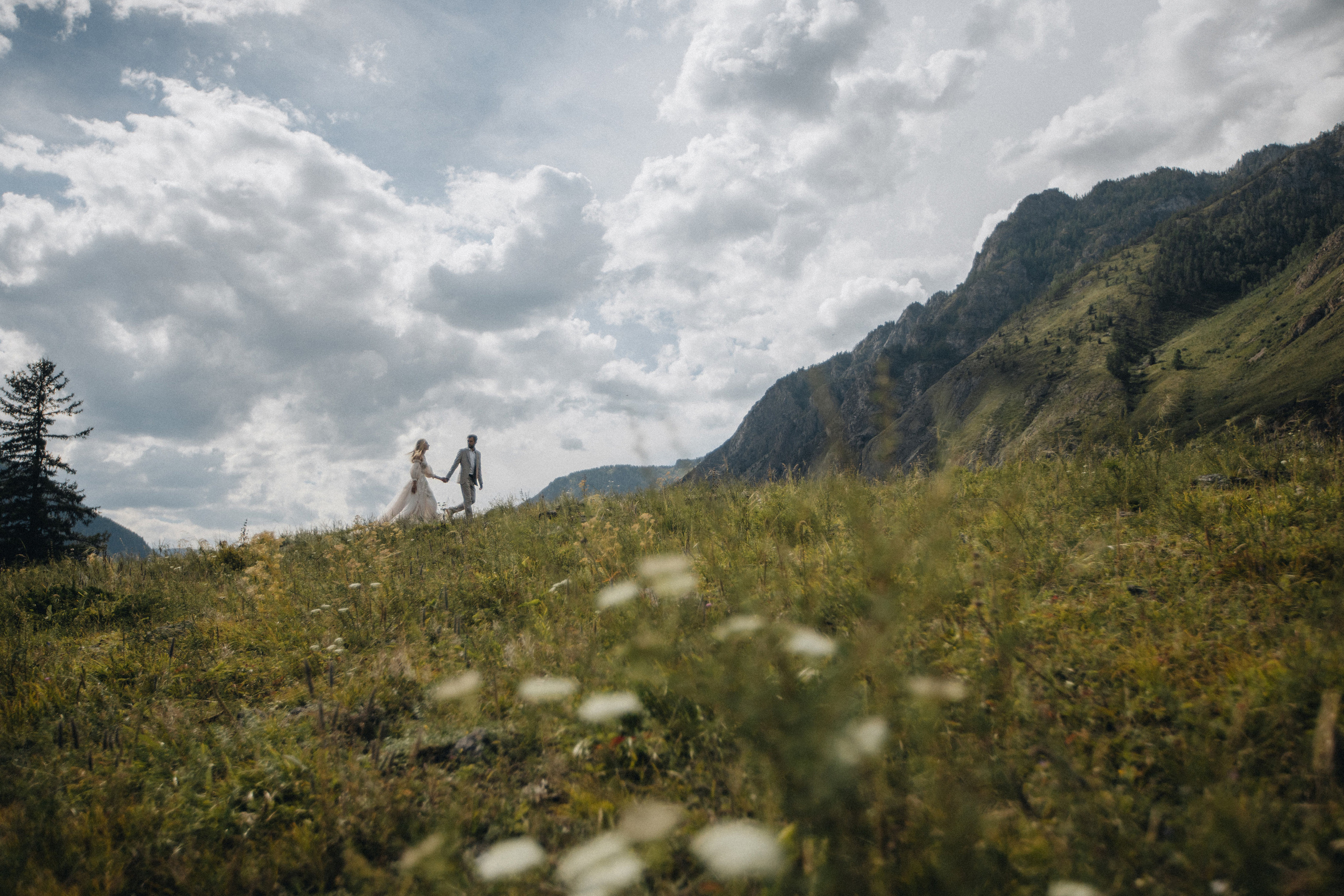 Intimate Mountain Elopement Photography in Portland, Seattle, Bend & Oregon Coast | Ksy & Max | Georgy Shishkin. Capturing Love in the Heart of the Pacific Northwes