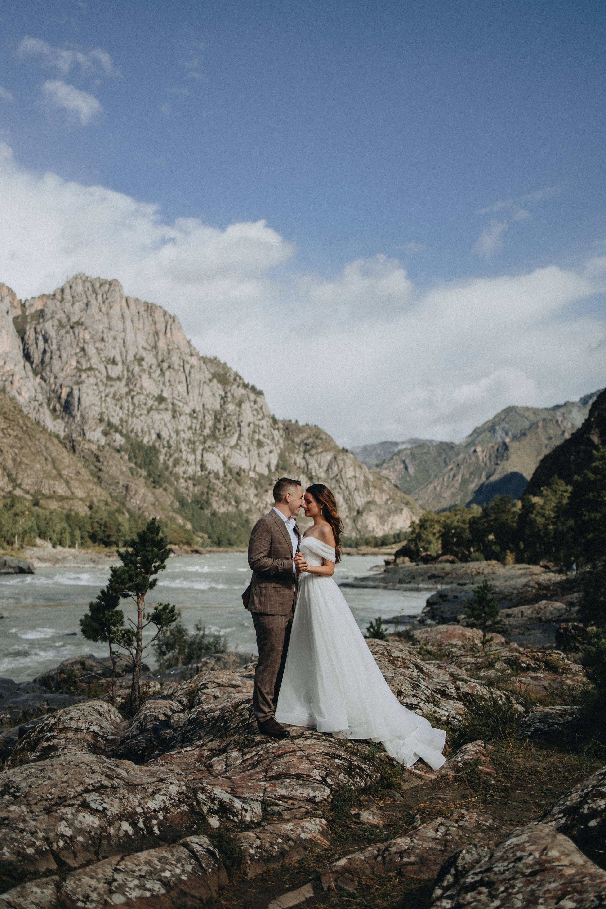 Portland, Seattle, Bend & Oregon Coast Elopement Photography | Alex & Michael's Mountain Wedding by Georgy Shishkin. Capturing Love in the Heart of the Pacific Northwes