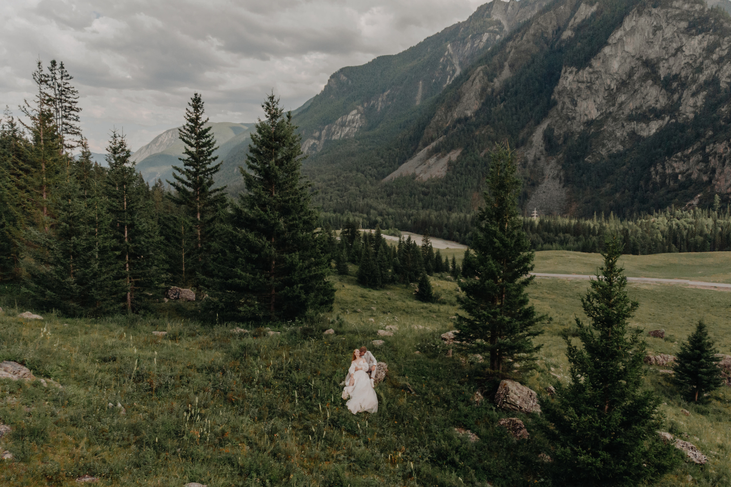 Intimate Mountain Elopement Photography in Portland, Seattle, Bend & Oregon Coast | Ksy & Max | Georgy Shishkin. Capturing Love in the Heart of the Pacific Northwes