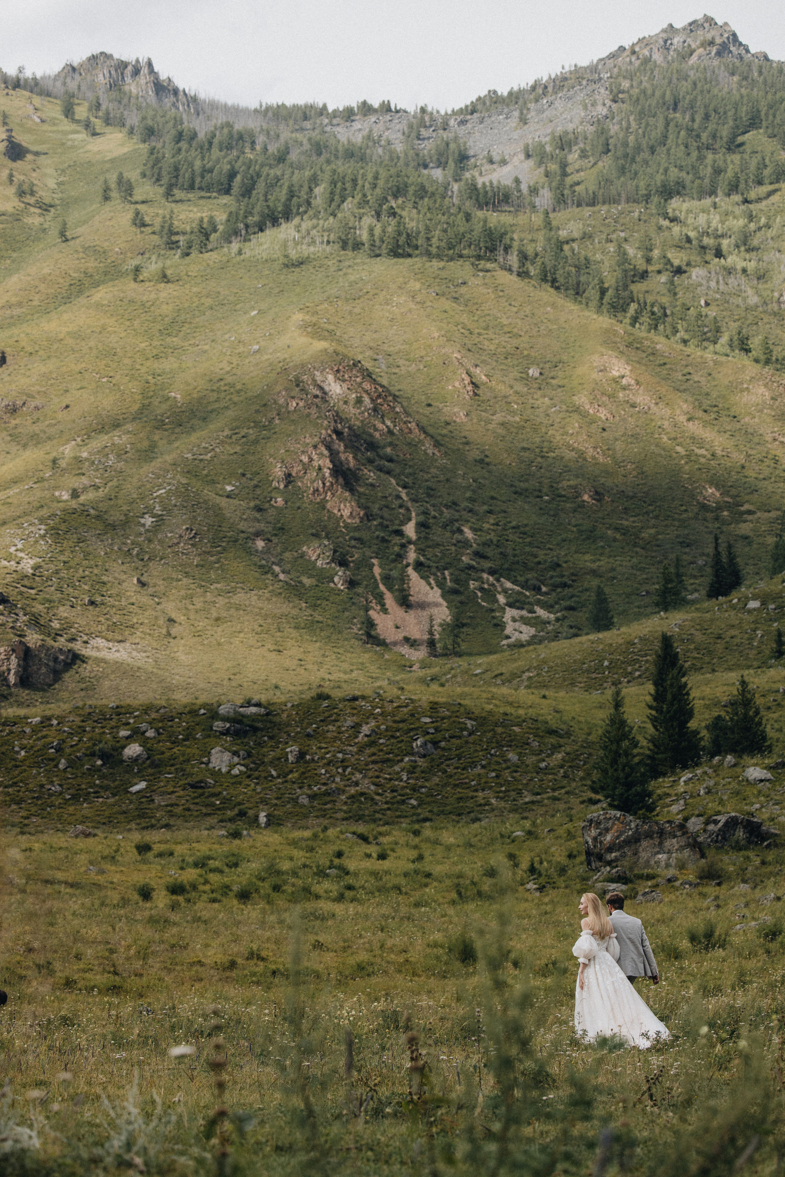 Intimate Mountain Elopement Photography in Portland, Seattle, Bend & Oregon Coast | Ksy & Max | Georgy Shishkin. Capturing Love in the Heart of the Pacific Northwes