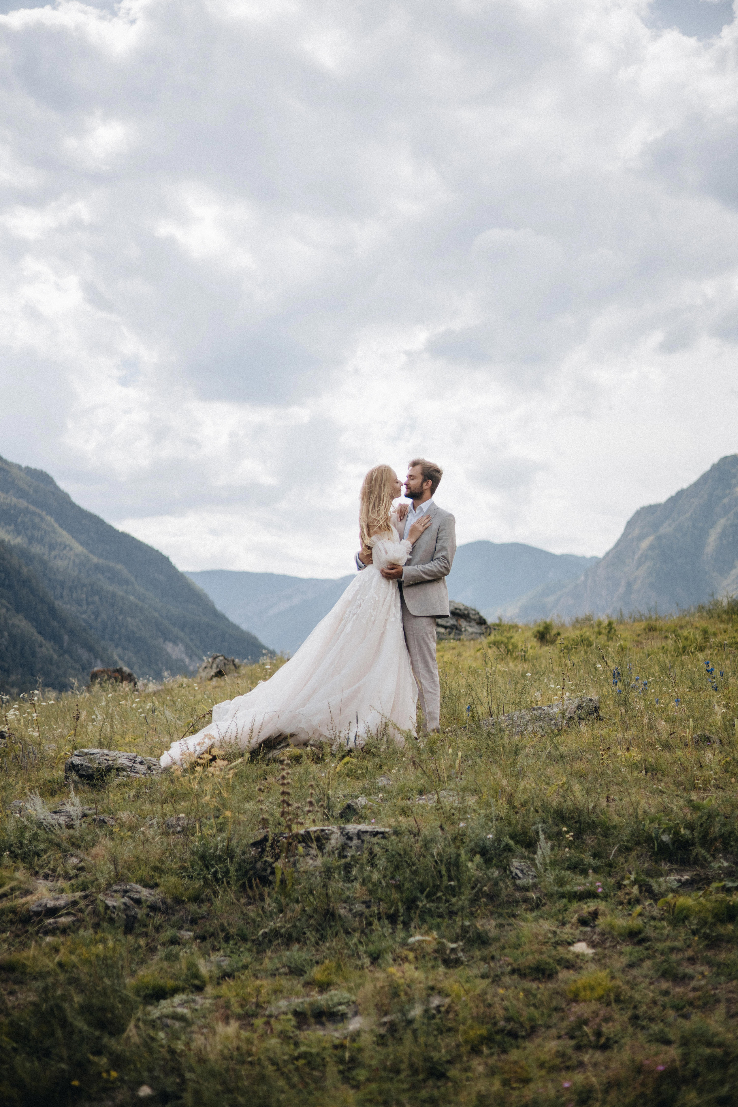 Intimate Mountain Elopement Photography in Portland, Seattle, Bend & Oregon Coast | Ksy & Max | Georgy Shishkin. Capturing Love in the Heart of the Pacific Northwes