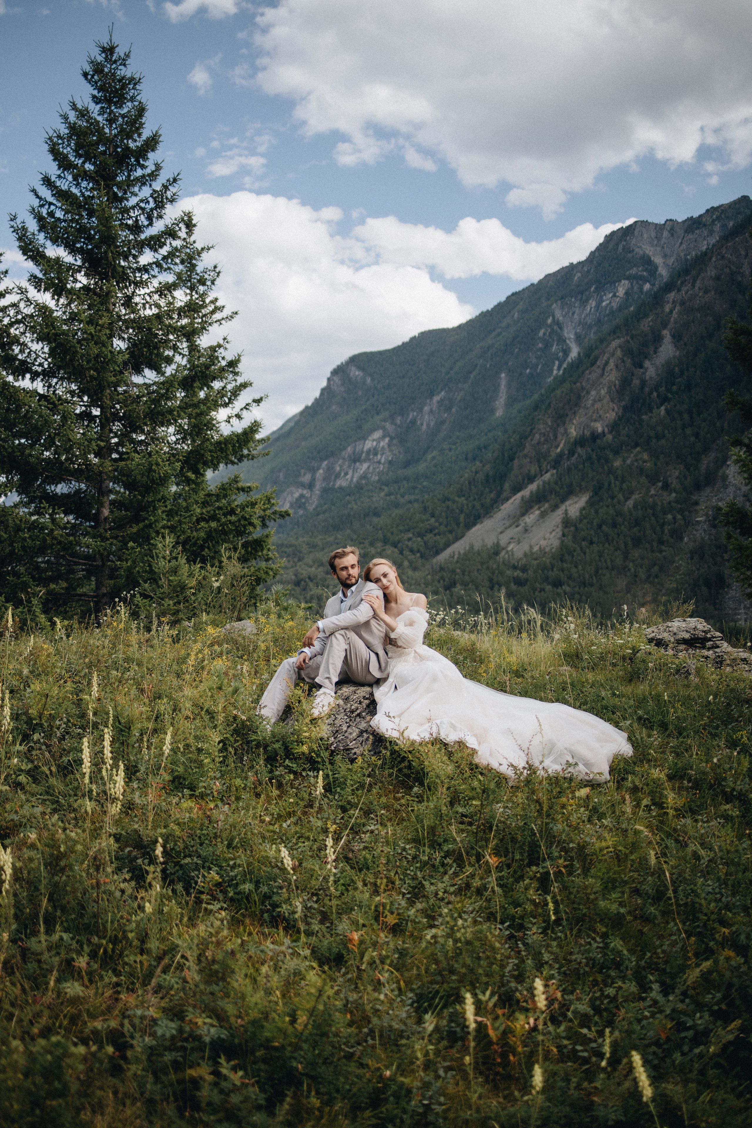 Intimate Mountain Elopement Photography in Portland, Seattle, Bend & Oregon Coast | Ksy & Max | Georgy Shishkin. Capturing Love in the Heart of the Pacific Northwes