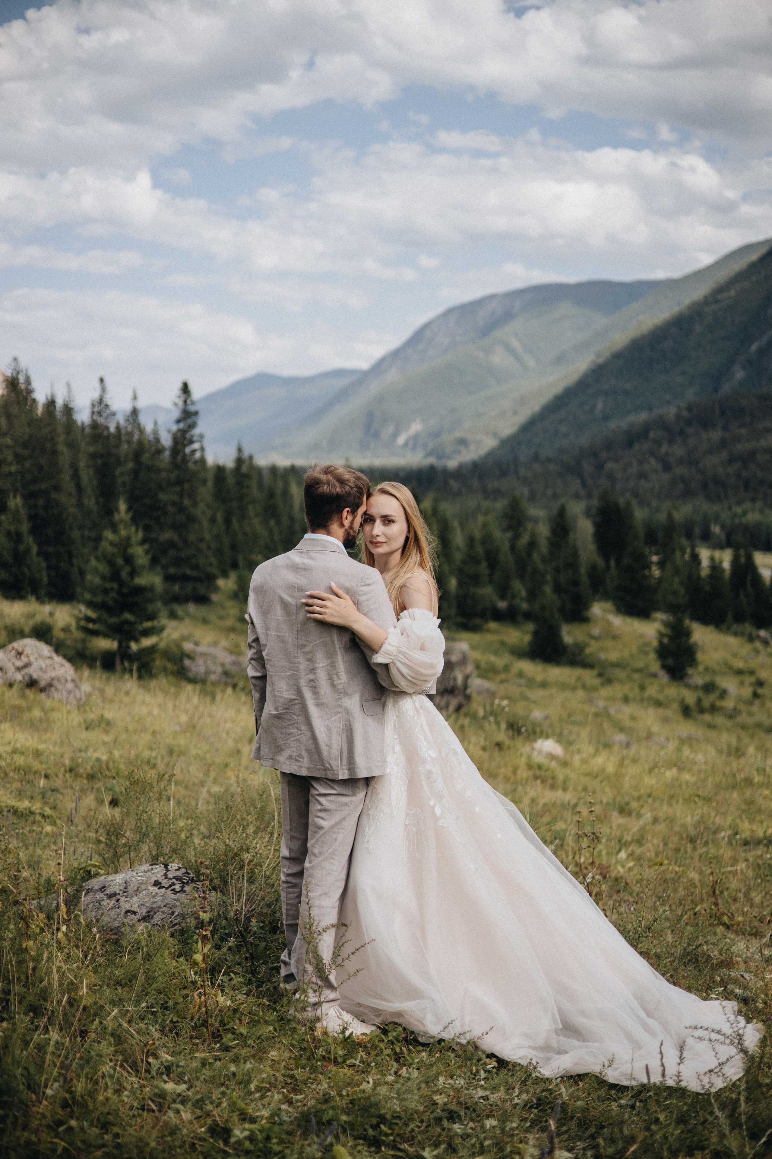 Intimate Mountain Elopement Photography in Portland, Seattle, Bend & Oregon Coast | Ksy & Max | Georgy Shishkin. Capturing Love in the Heart of the Pacific Northwes