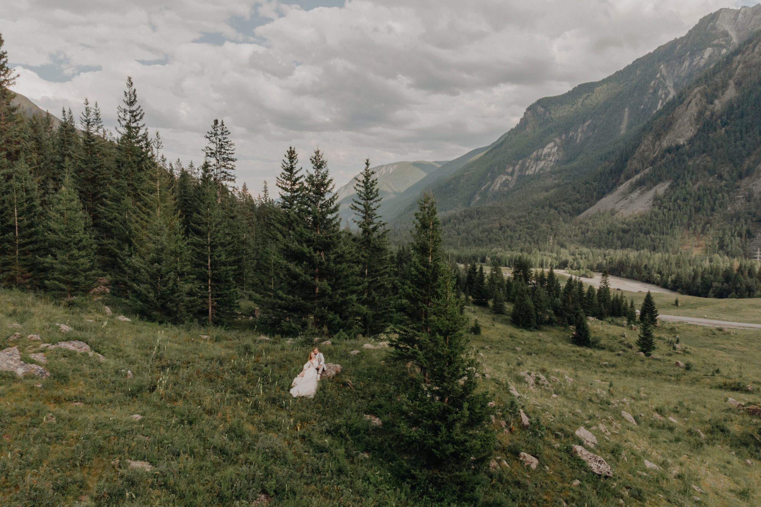 Intimate Mountain Elopement Photography in Portland, Seattle, Bend & Oregon Coast | Ksy & Max | Georgy Shishkin. Capturing Love in the Heart of the Pacific Northwes