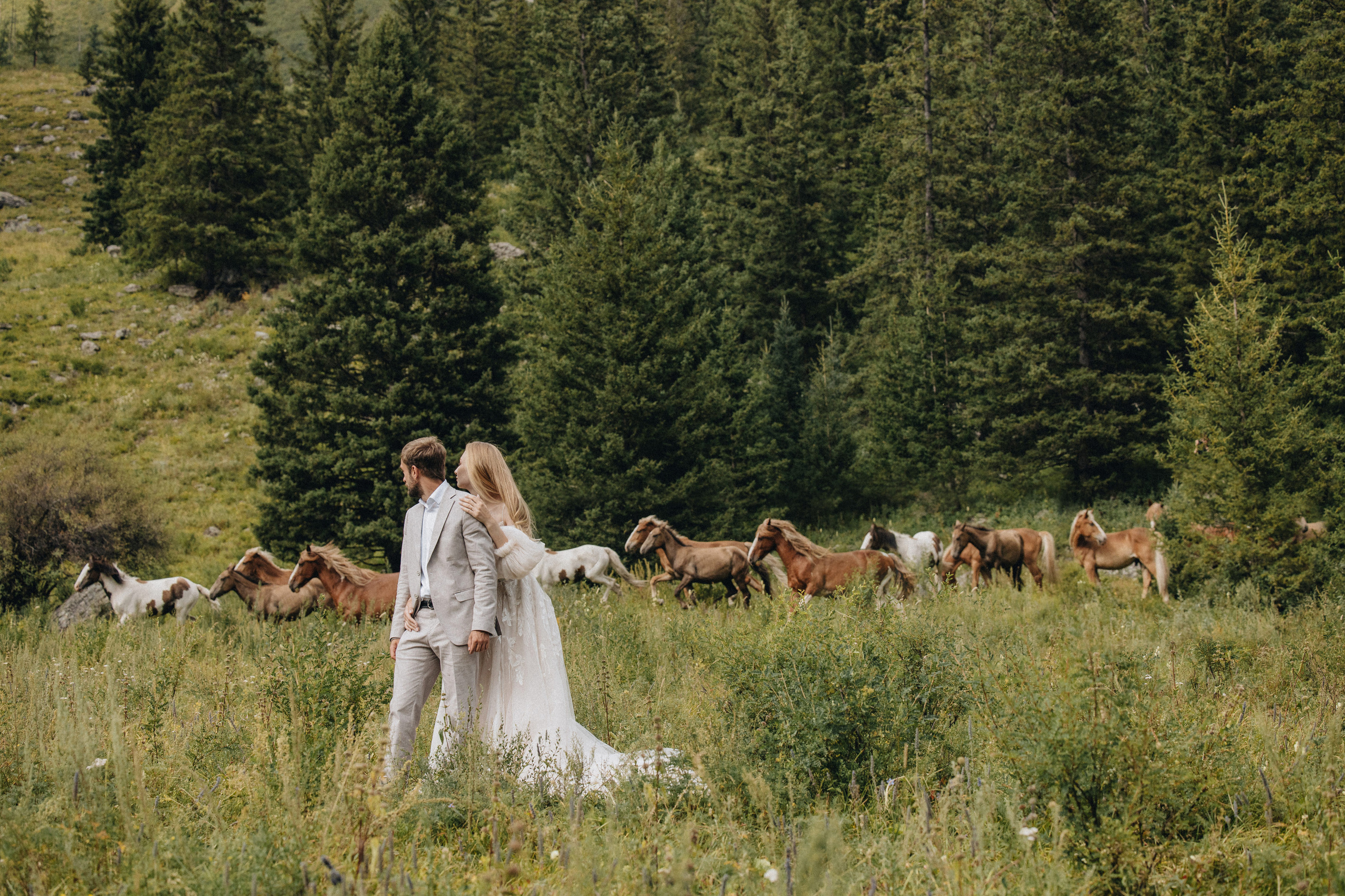 Intimate Mountain Elopement Photography in Portland, Seattle, Bend & Oregon Coast | Ksy & Max | Georgy Shishkin. Capturing Love in the Heart of the Pacific Northwes