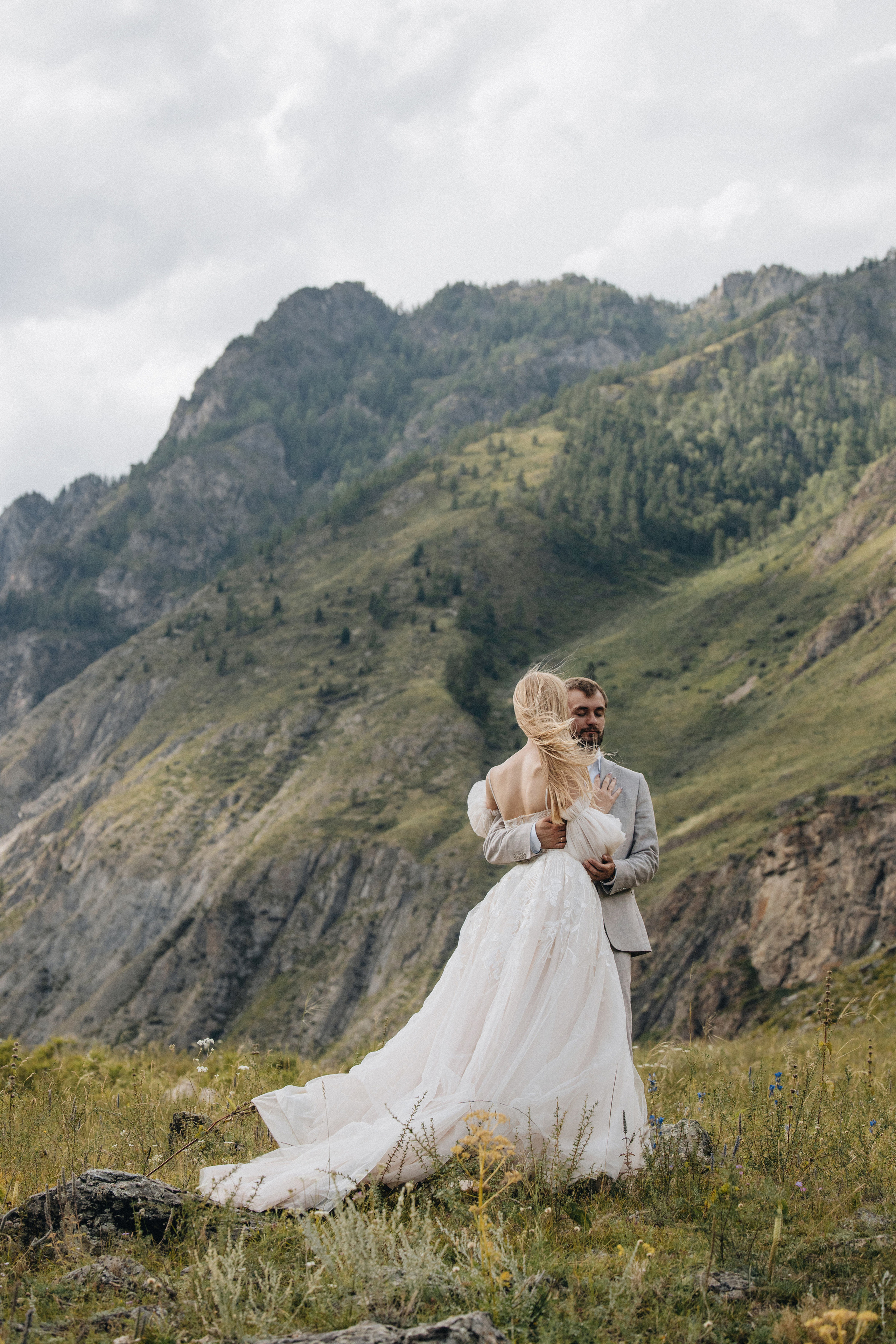 Intimate Mountain Elopement Photography in Portland, Seattle, Bend & Oregon Coast | Ksy & Max | Georgy Shishkin. Capturing Love in the Heart of the Pacific Northwes