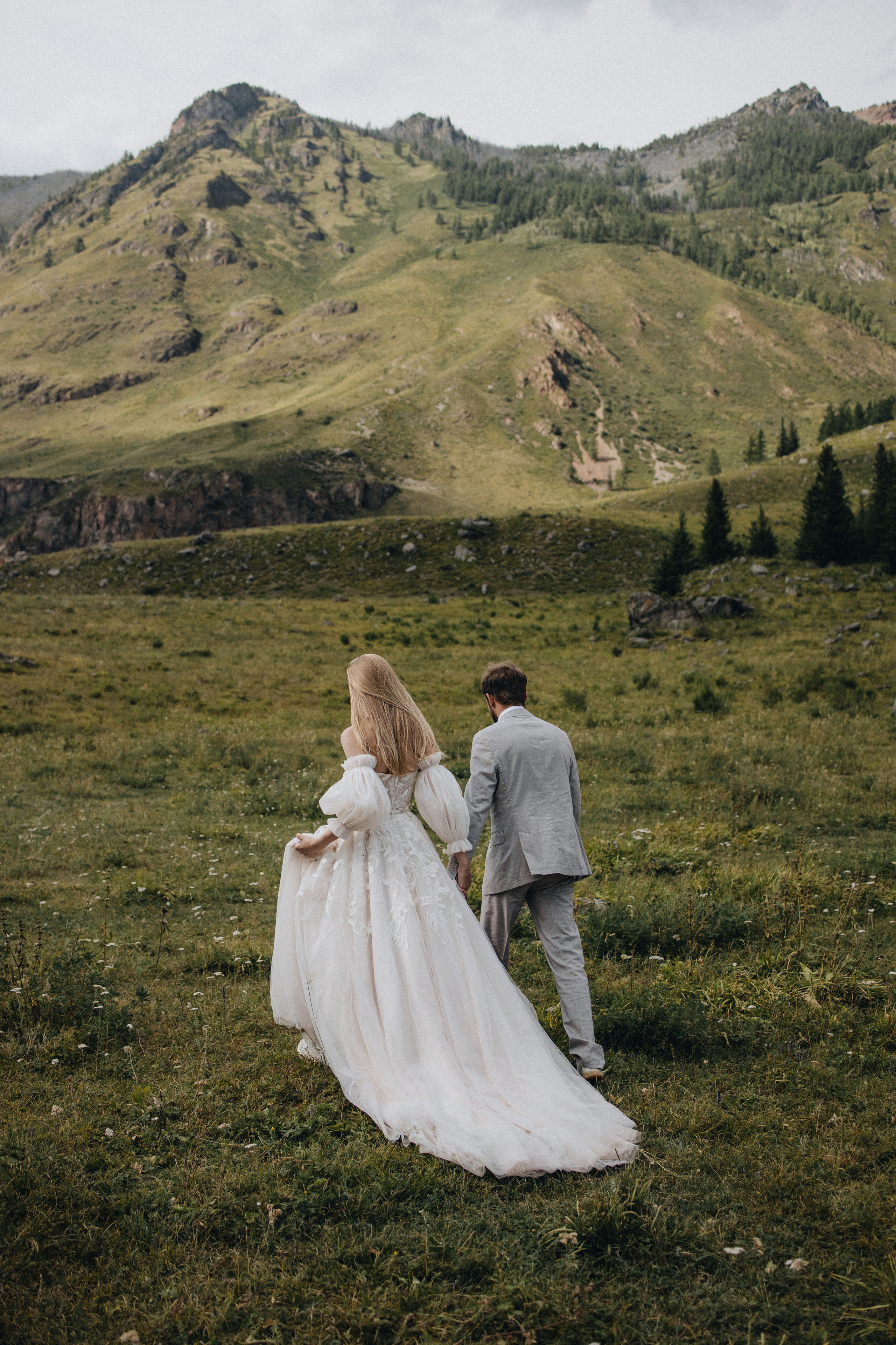 Intimate Mountain Elopement Photography in Portland, Seattle, Bend & Oregon Coast | Ksy & Max | Georgy Shishkin. Capturing Love in the Heart of the Pacific Northwes