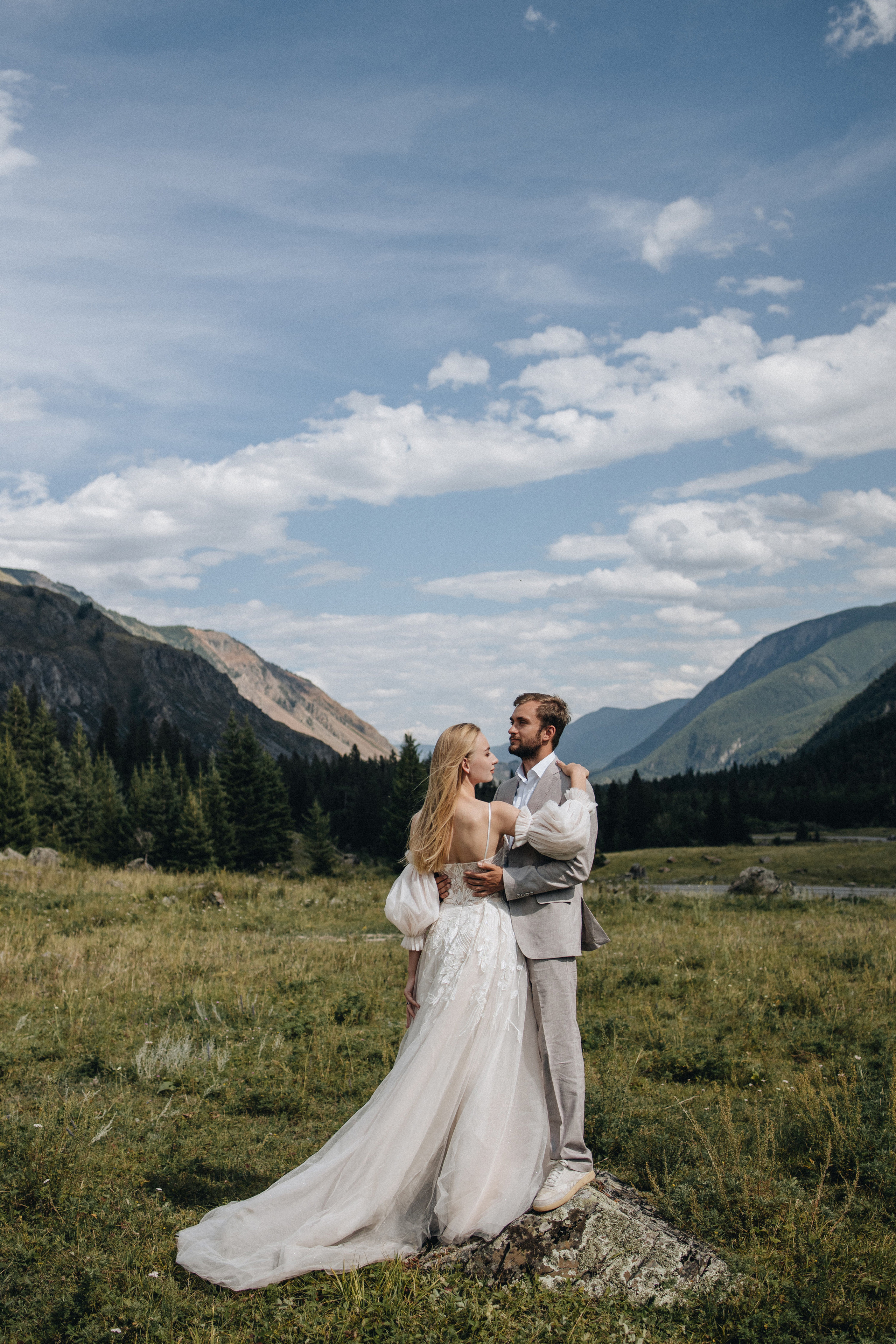 Intimate Mountain Elopement Photography in Portland, Seattle, Bend & Oregon Coast | Ksy & Max | Georgy Shishkin. Capturing Love in the Heart of the Pacific Northwes