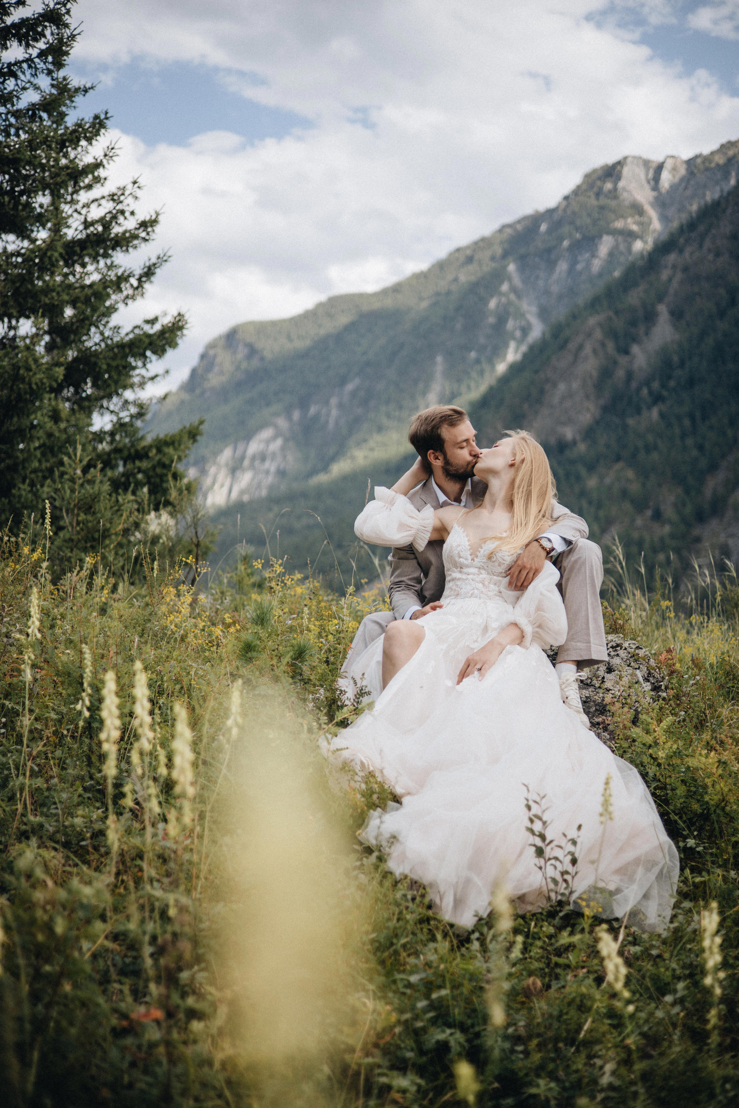 Intimate Mountain Elopement Photography in Portland, Seattle, Bend & Oregon Coast | Ksy & Max | Georgy Shishkin. Capturing Love in the Heart of the Pacific Northwes