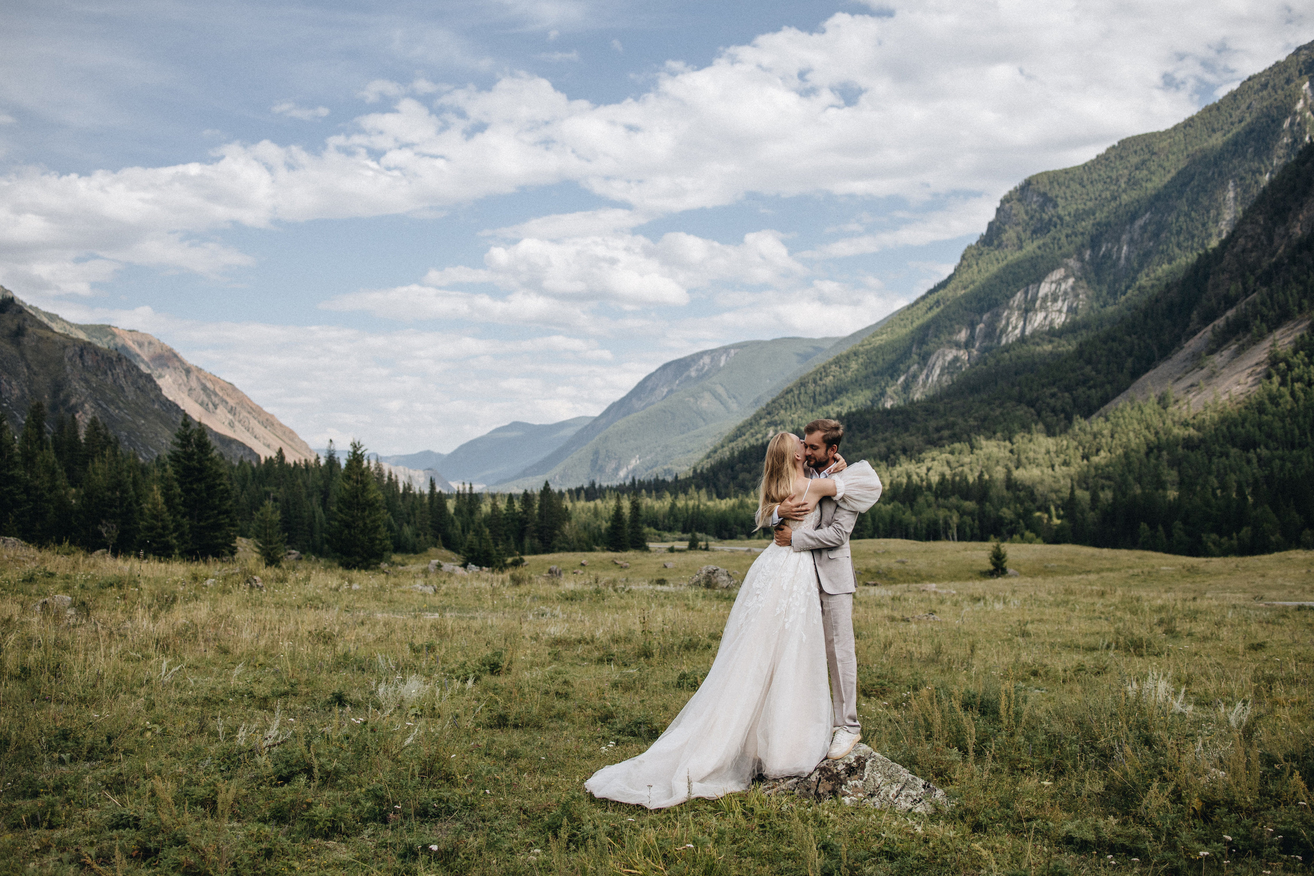 Intimate Mountain Elopement Photography in Portland, Seattle, Bend & Oregon Coast | Ksy & Max | Georgy Shishkin. Capturing Love in the Heart of the Pacific Northwes