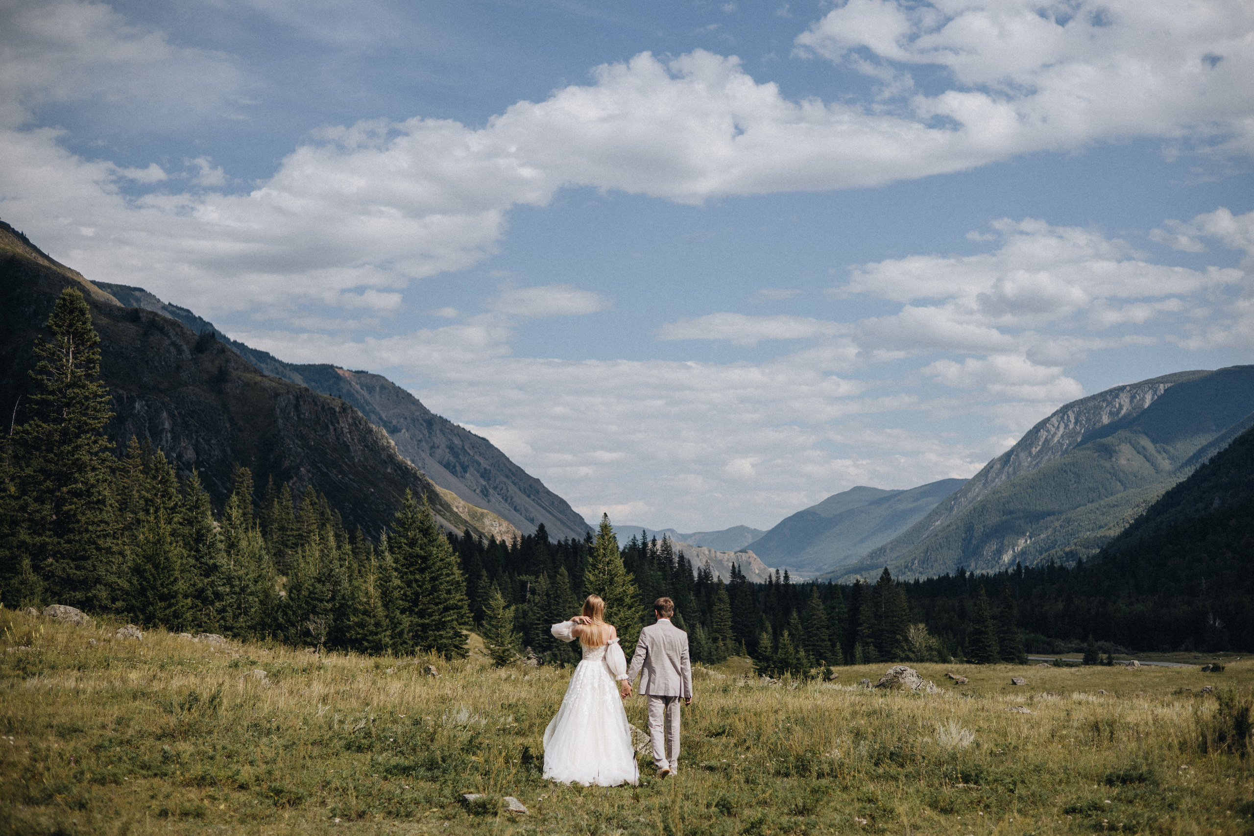 Intimate Mountain Elopement Photography in Portland, Seattle, Bend & Oregon Coast | Ksy & Max | Georgy Shishkin. Capturing Love in the Heart of the Pacific Northwes