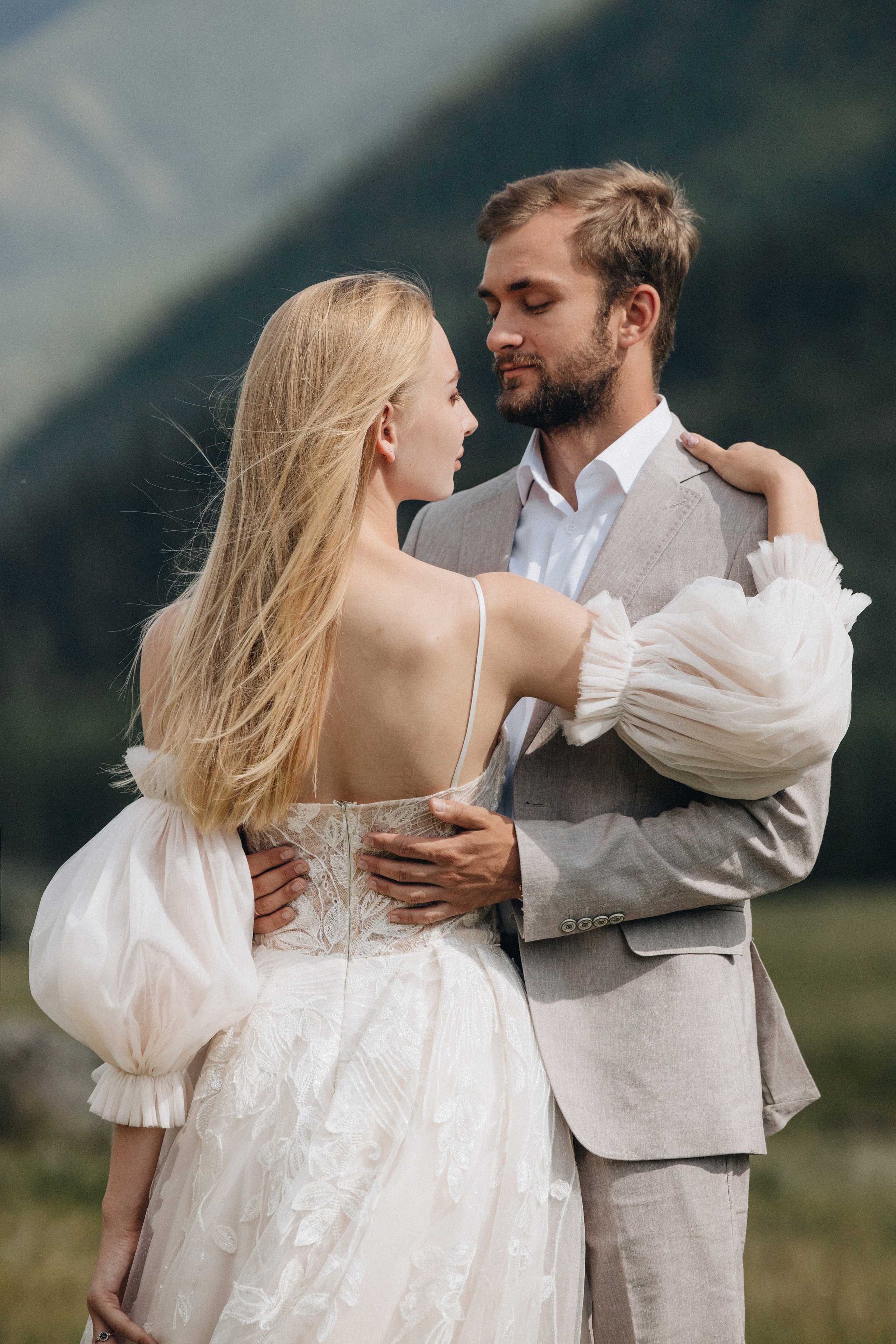 Intimate Mountain Elopement Photography in Portland, Seattle, Bend & Oregon Coast | Ksy & Max | Georgy Shishkin. Capturing Love in the Heart of the Pacific Northwes