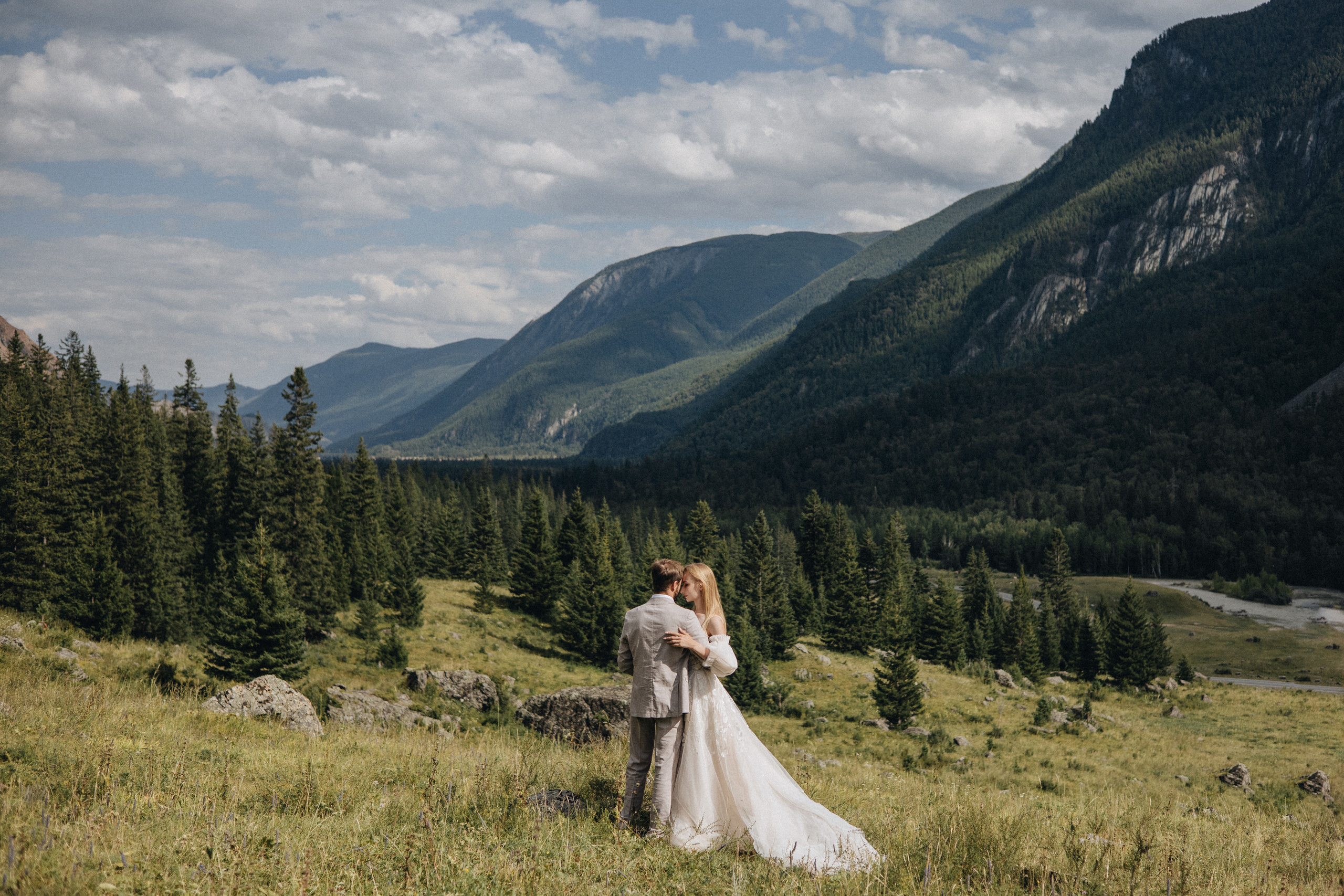 Intimate Mountain Elopement Photography in Portland, Seattle, Bend & Oregon Coast | Ksy & Max | Georgy Shishkin. Capturing Love in the Heart of the Pacific Northwes