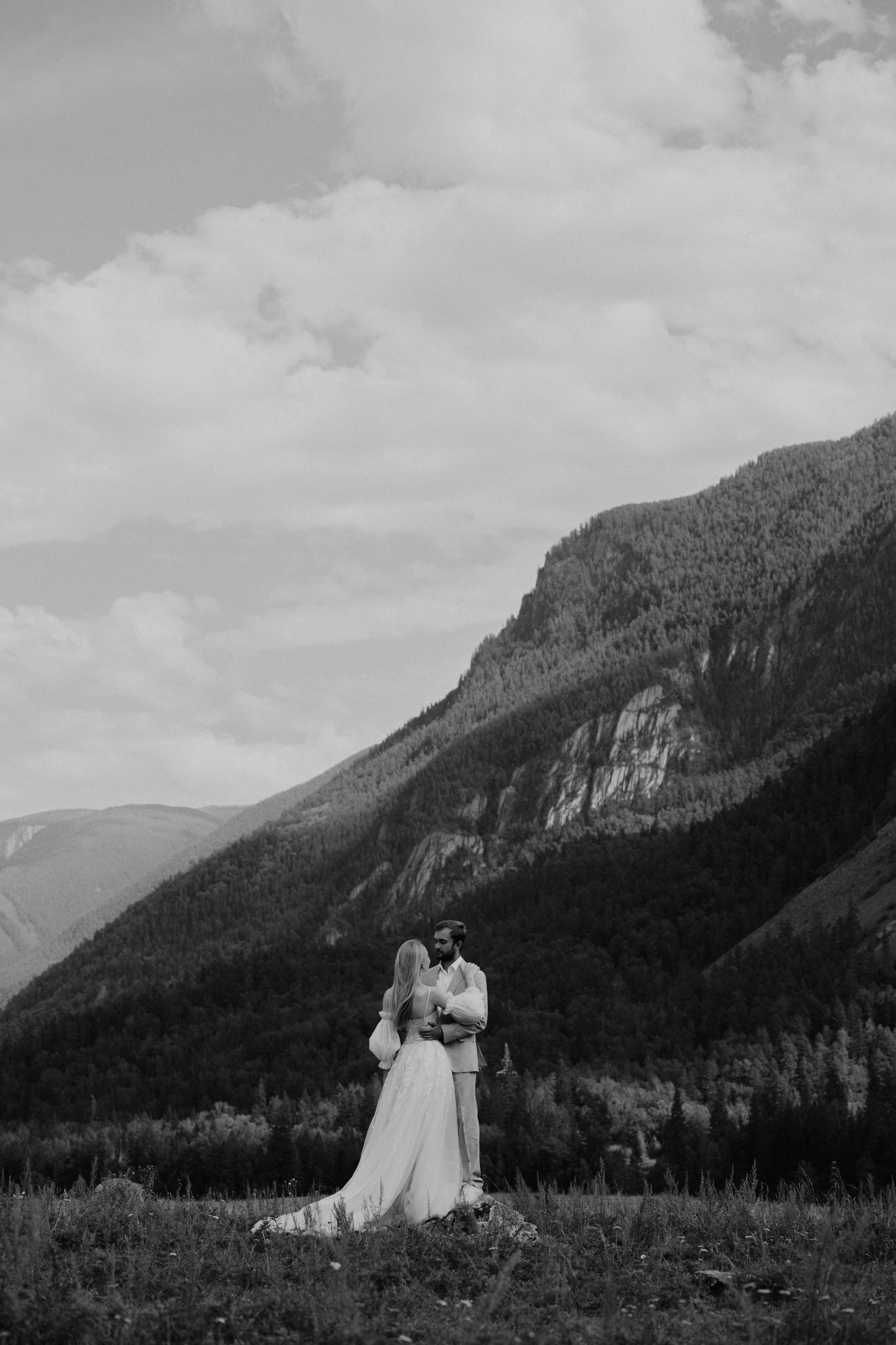 Intimate Mountain Elopement Photography in Portland, Seattle, Bend & Oregon Coast | Ksy & Max | Georgy Shishkin. Capturing Love in the Heart of the Pacific Northwes