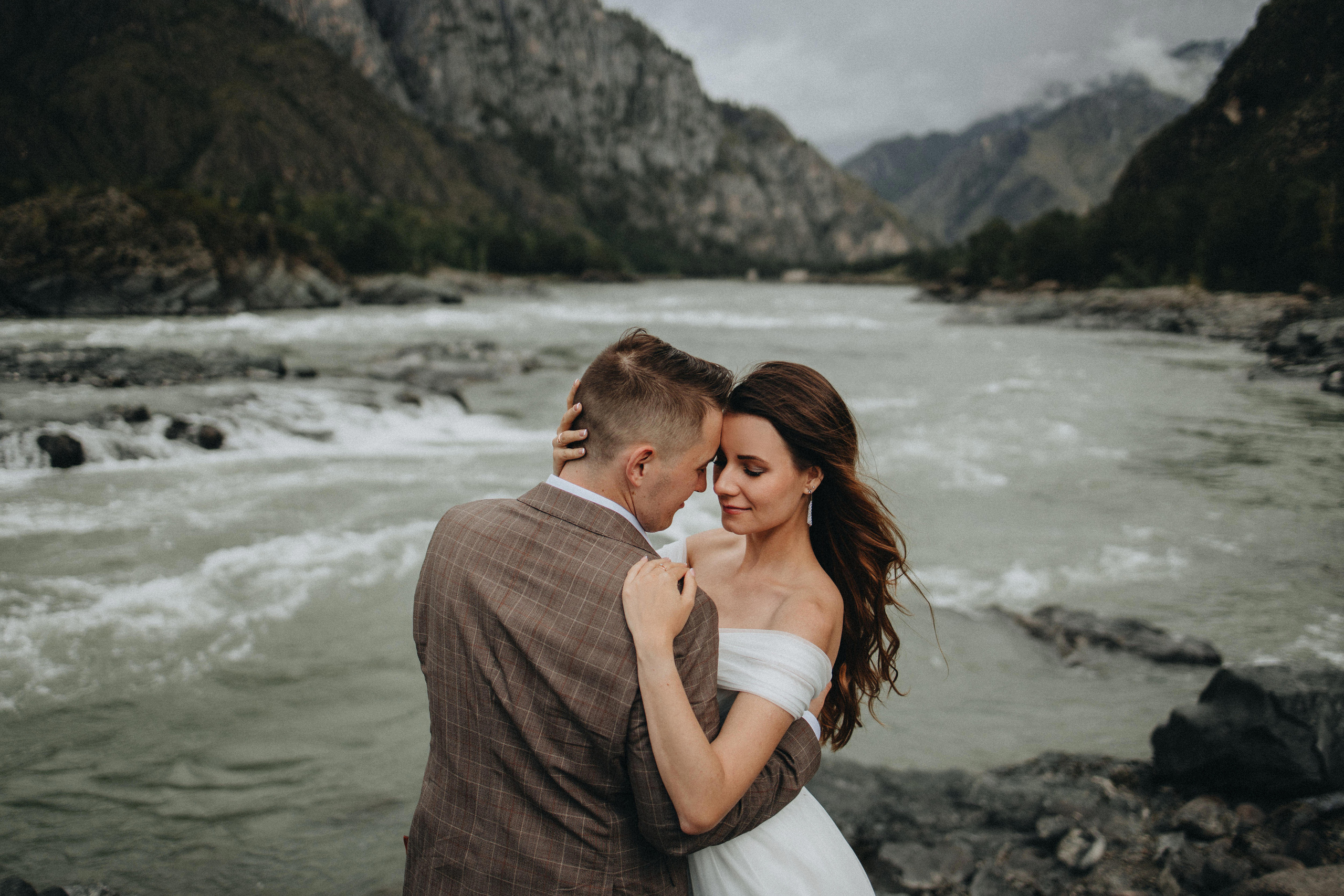 Portland, Seattle, Bend & Oregon Coast Elopement Photography | Alex & Michael's Mountain Wedding by Georgy Shishkin. Capturing Love in the Heart of the Pacific Northwes
