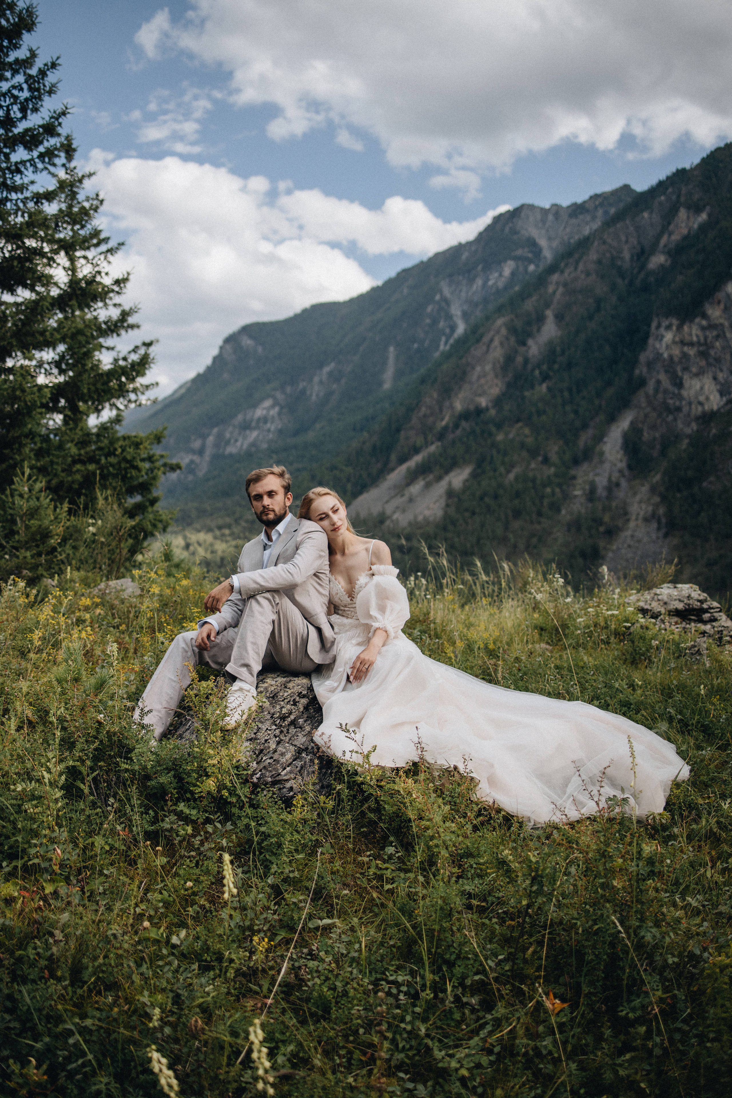 Intimate Mountain Elopement Photography in Portland, Seattle, Bend & Oregon Coast | Ksy & Max | Georgy Shishkin. Capturing Love in the Heart of the Pacific Northwes