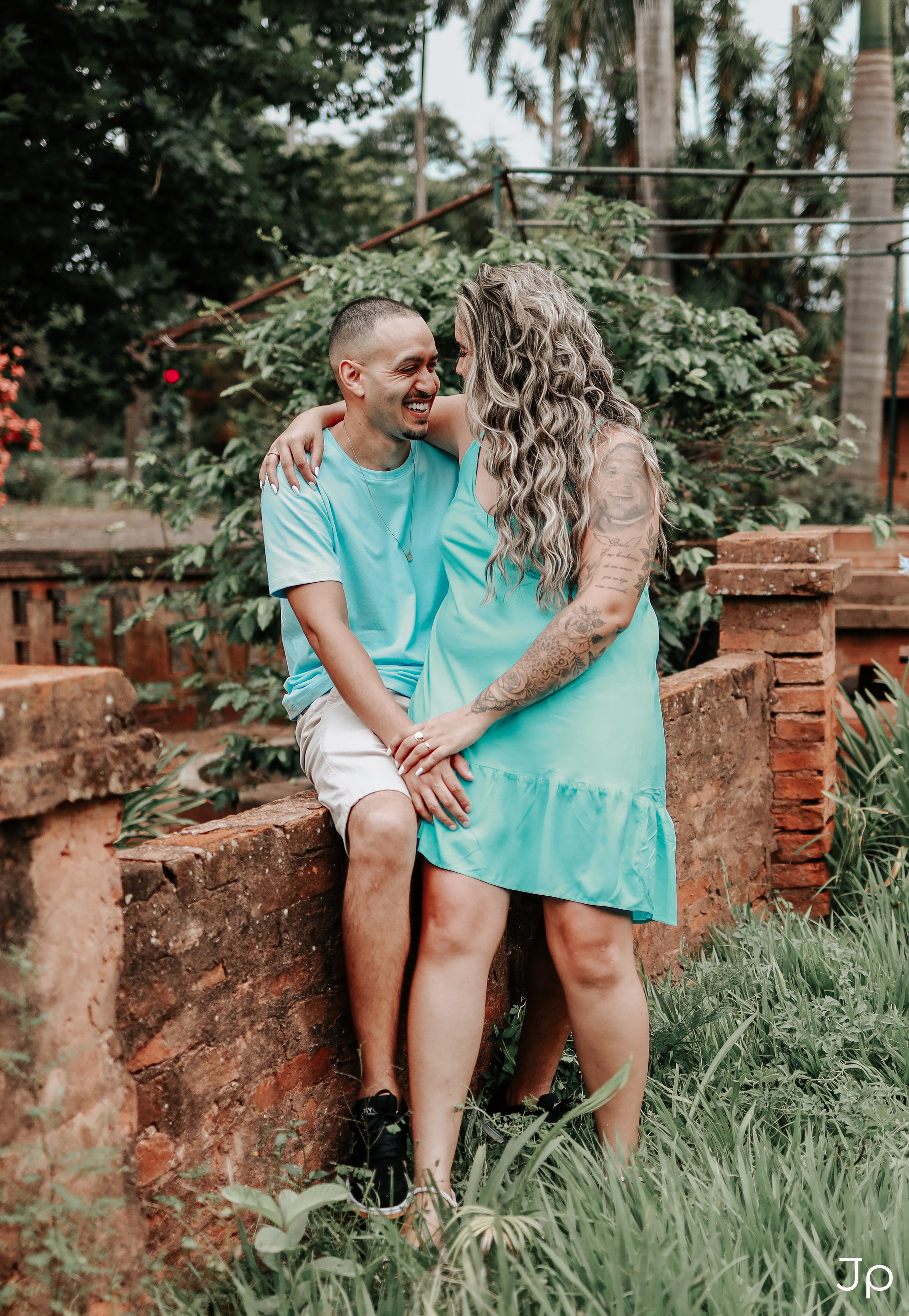 Ensaio romântico em Pederneiras: casal se abraça entre árvores e ruínas, capturado por fotógrafo local.